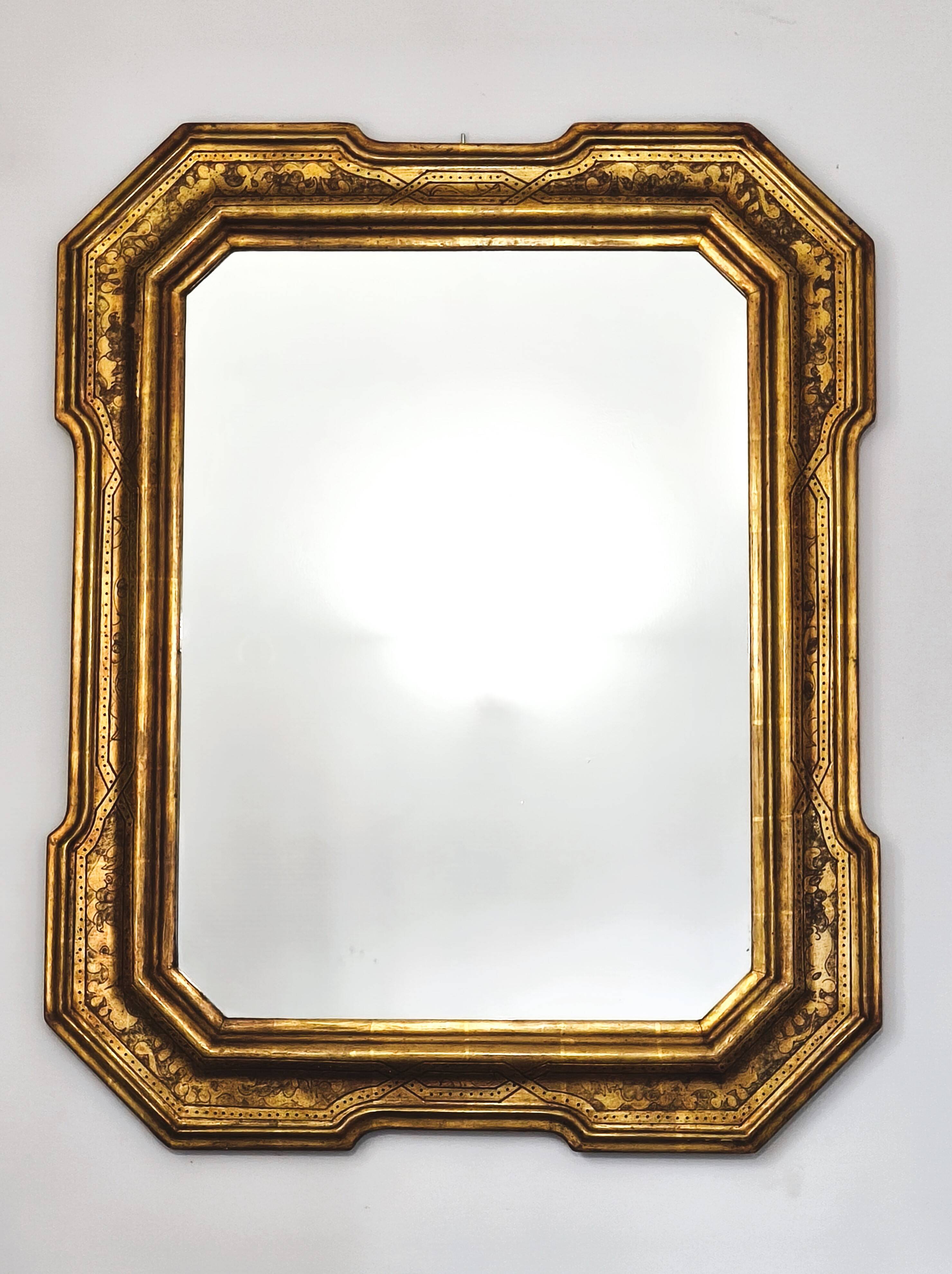 Miroir mural octogonal italien vintage en bois doré, décor bulliné