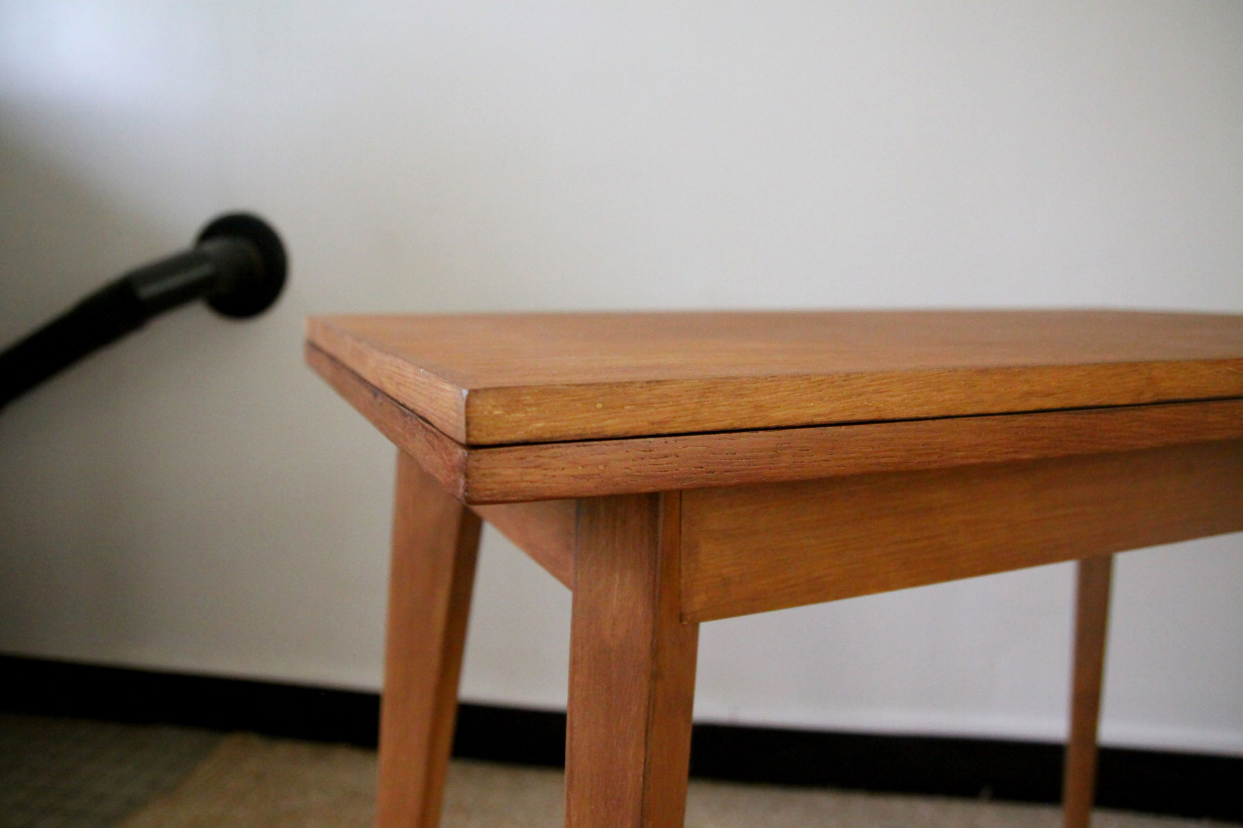 Scandinavian-style system table