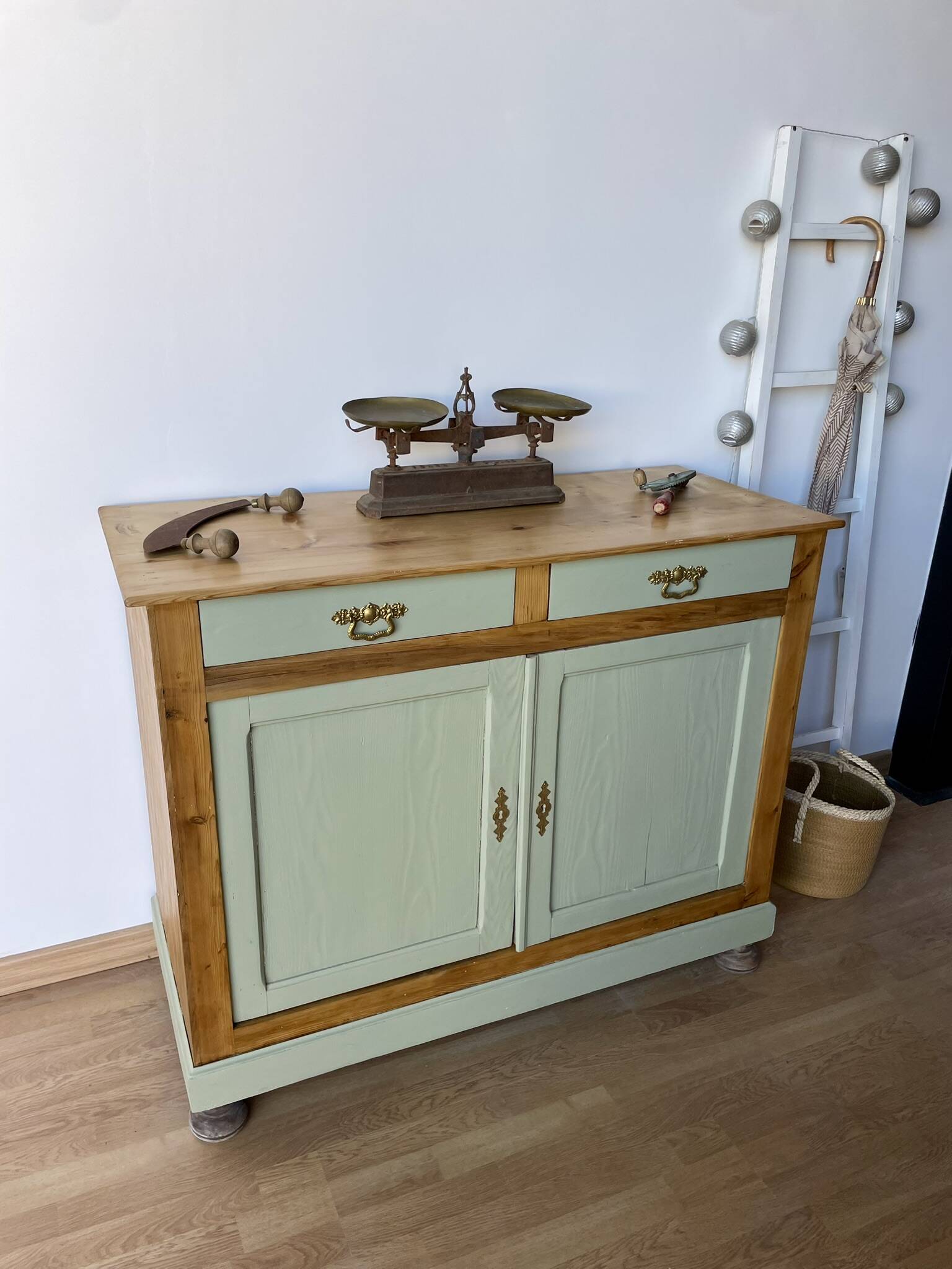 Old buffet with 2 doors