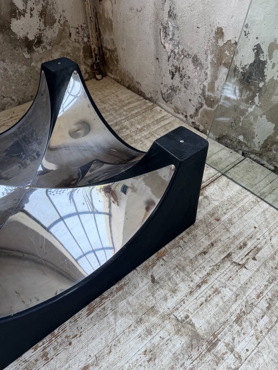 Table basse socle moulé et chrome, années 70