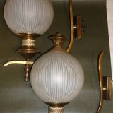 Paire d'appliques en laiton doré et boules de verre