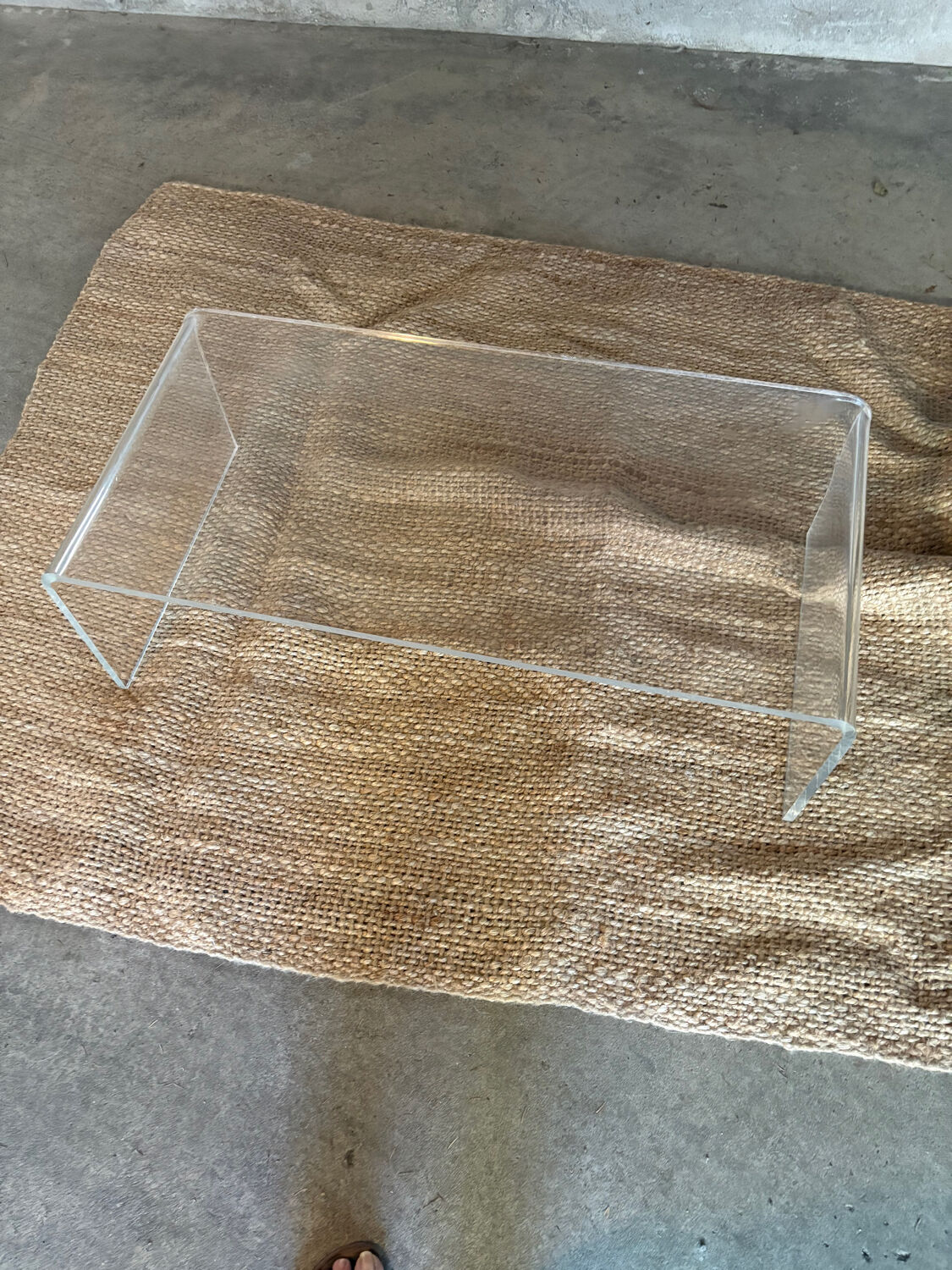 Vintage coffee table in curved transparent plexiglass – 70s/80s