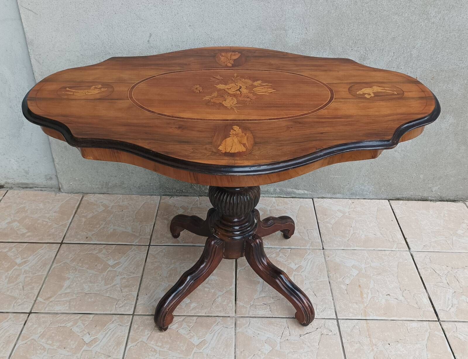 Napoleon III walnut burl table