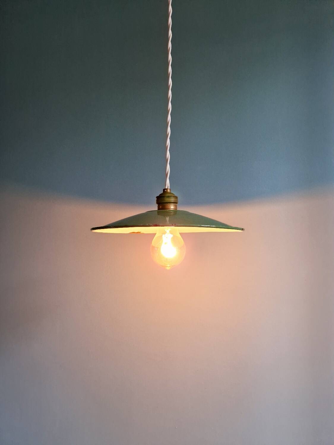 Industrial pendant light in green enamelled sheet metal, 1930s-40s