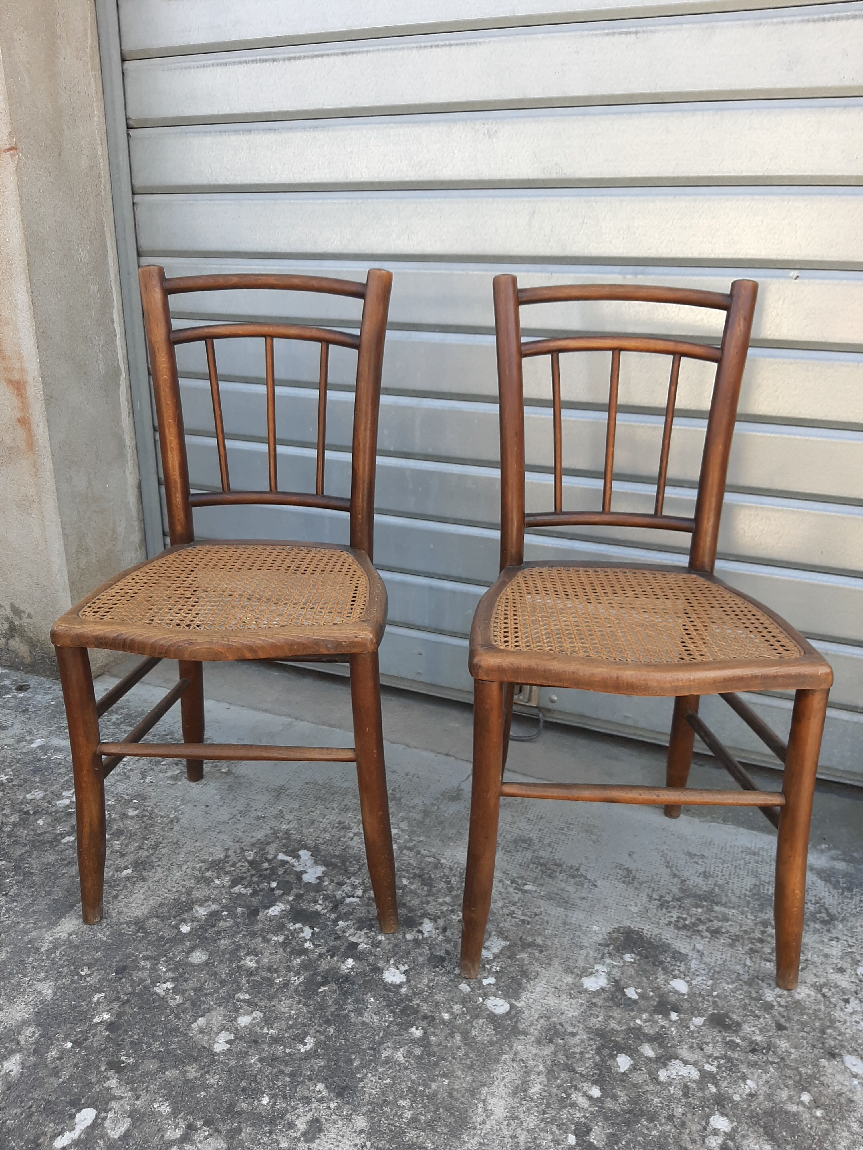 Paire de chaises de bistrot canné
