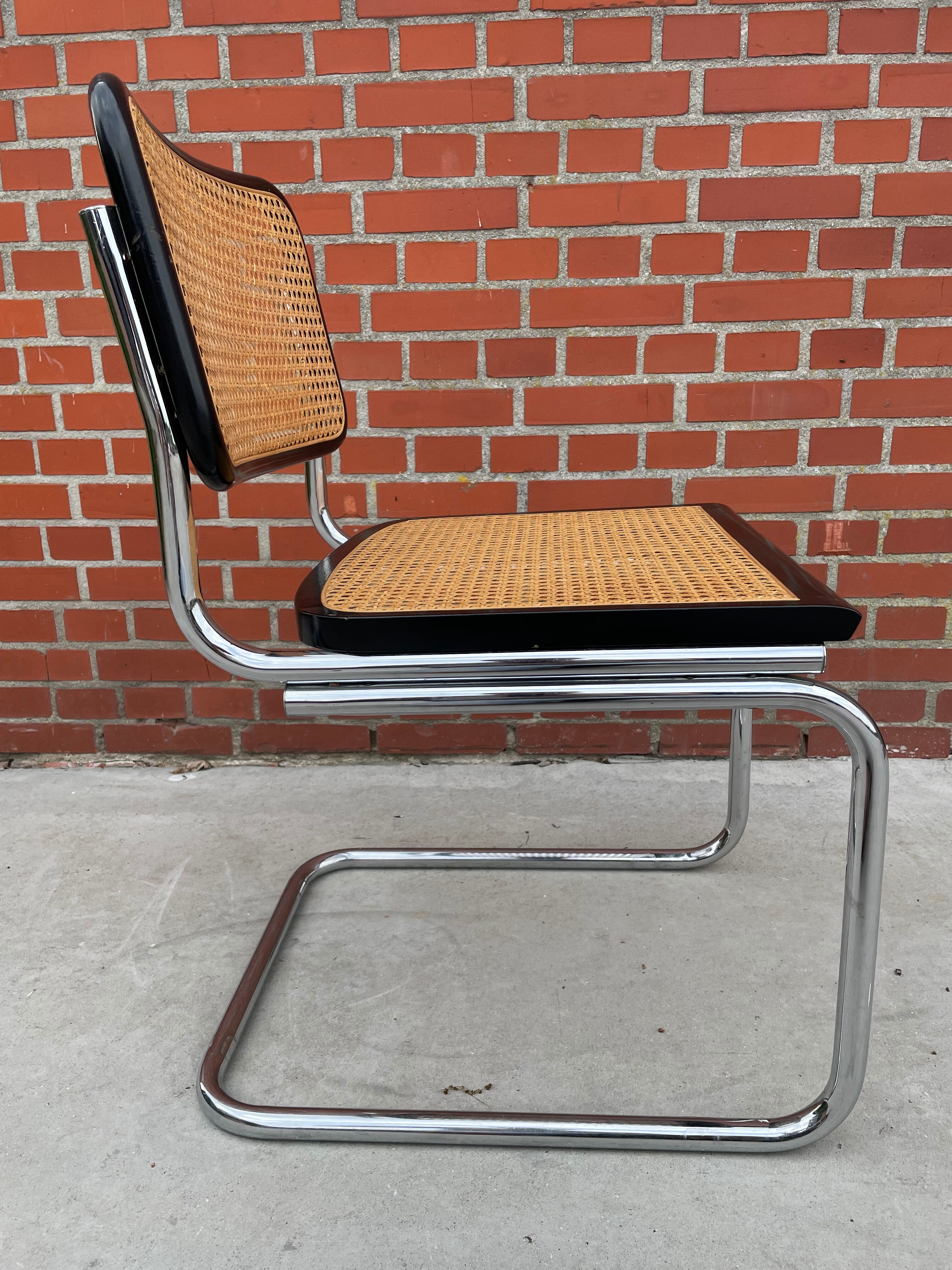 Chaise en chrome et noir