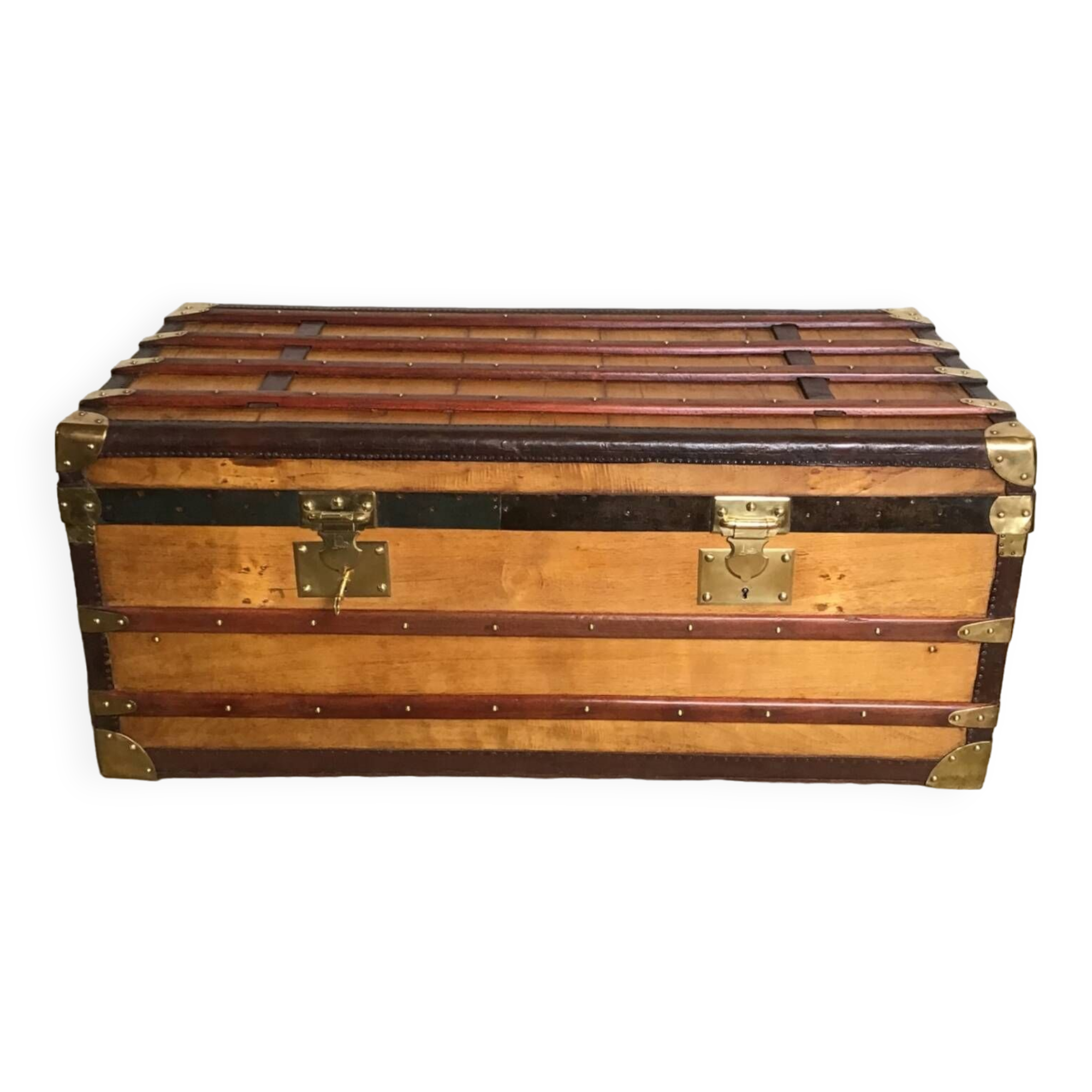 Old trunk Courrier le Louvre Rivoli Paris 1900