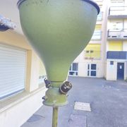 Lampadaire ancien en fer peint vert à décor végétal