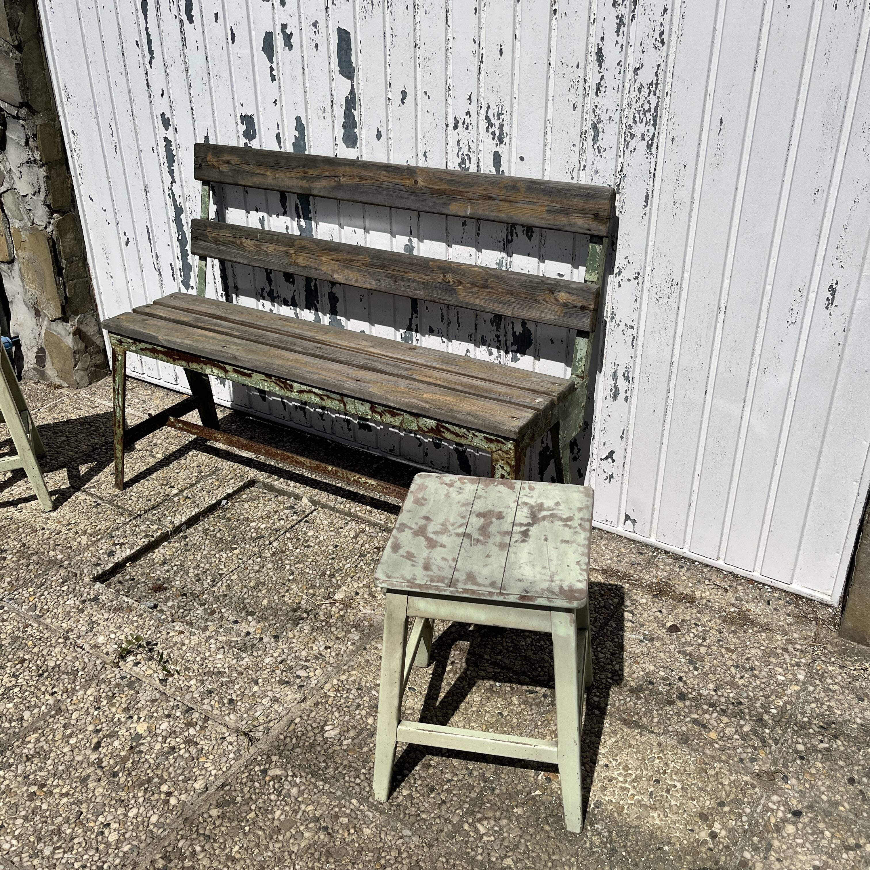 Garden bench in iron and wood and these 2 wooden stools