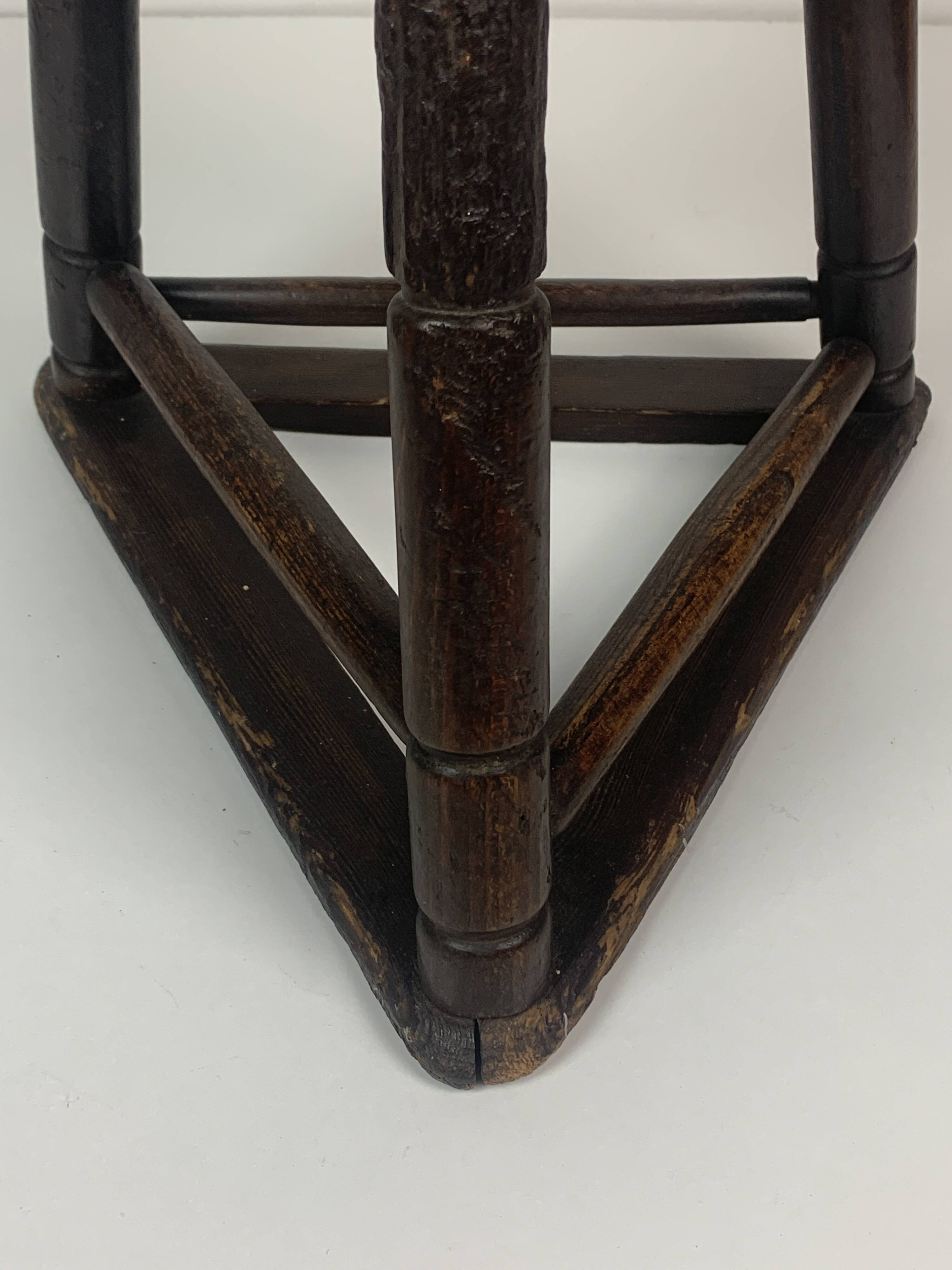 Tabouret tripode en bois ancien pour couteliers, bijoutiers et ouvriers