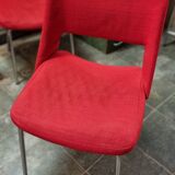 Chaise en tissu rouge