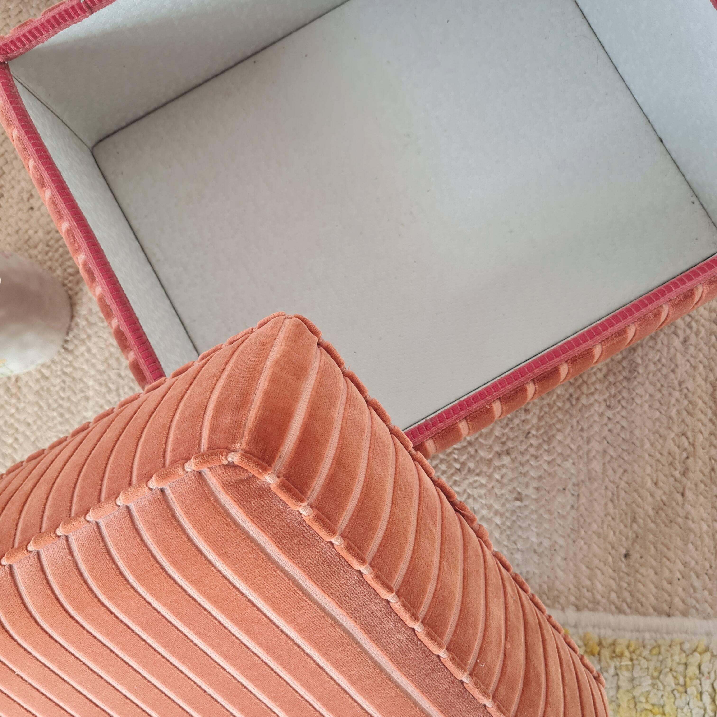 Pouf coffre ancien en velours rose à rayures