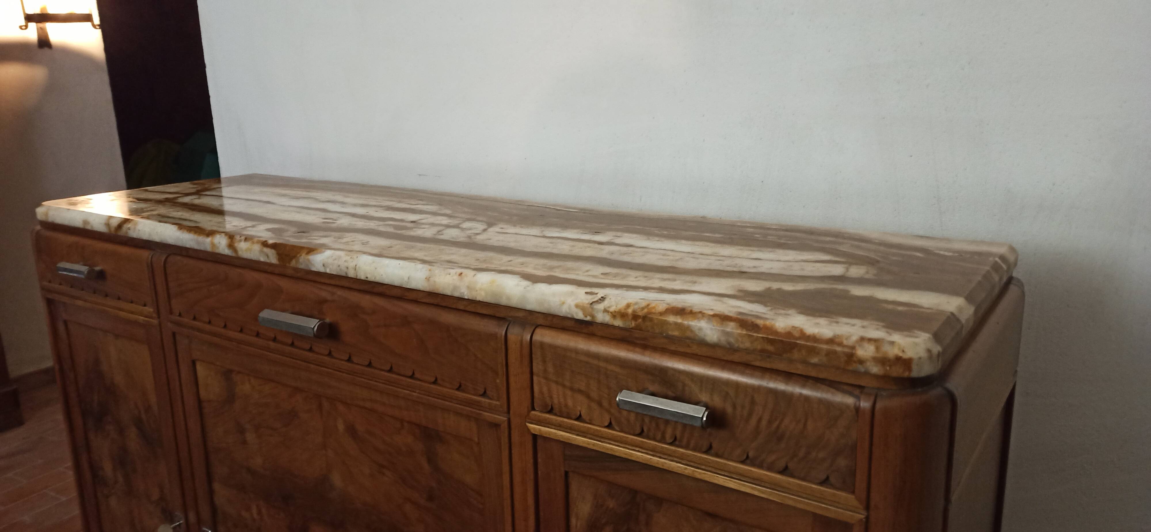 Low sideboard from the beginning of the twentieth century in walnut.