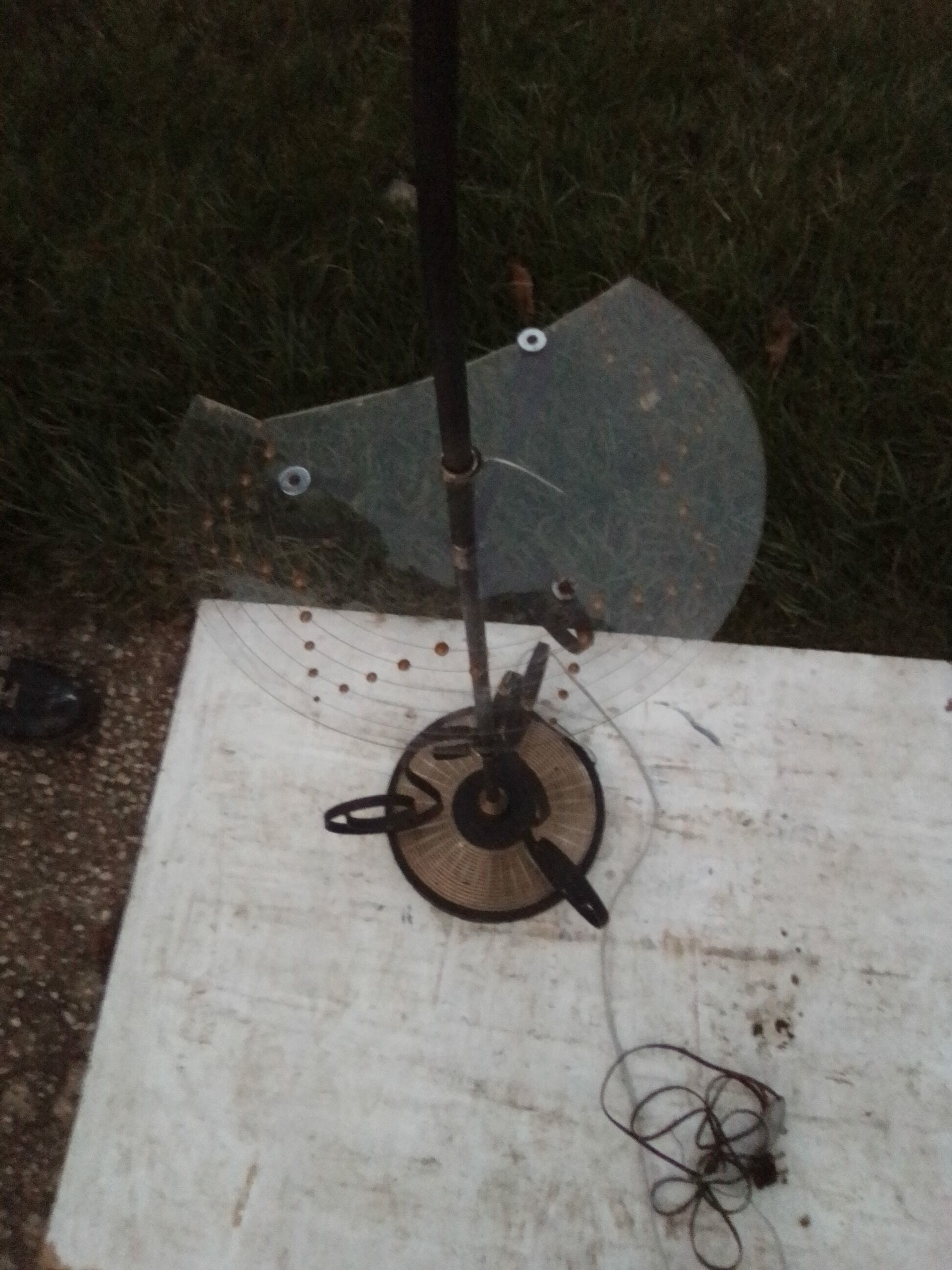 Lampadaire  pied fonte avec douille orientable et tablette en osier H 166 cm