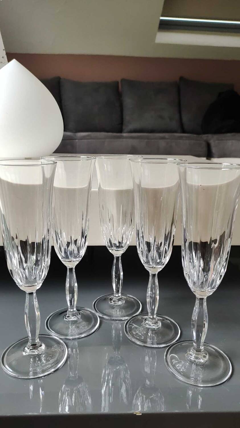 Lot 5 Large champagne flutes in cut crystal. Diamond drop/point patterns. High 20.5 cm
