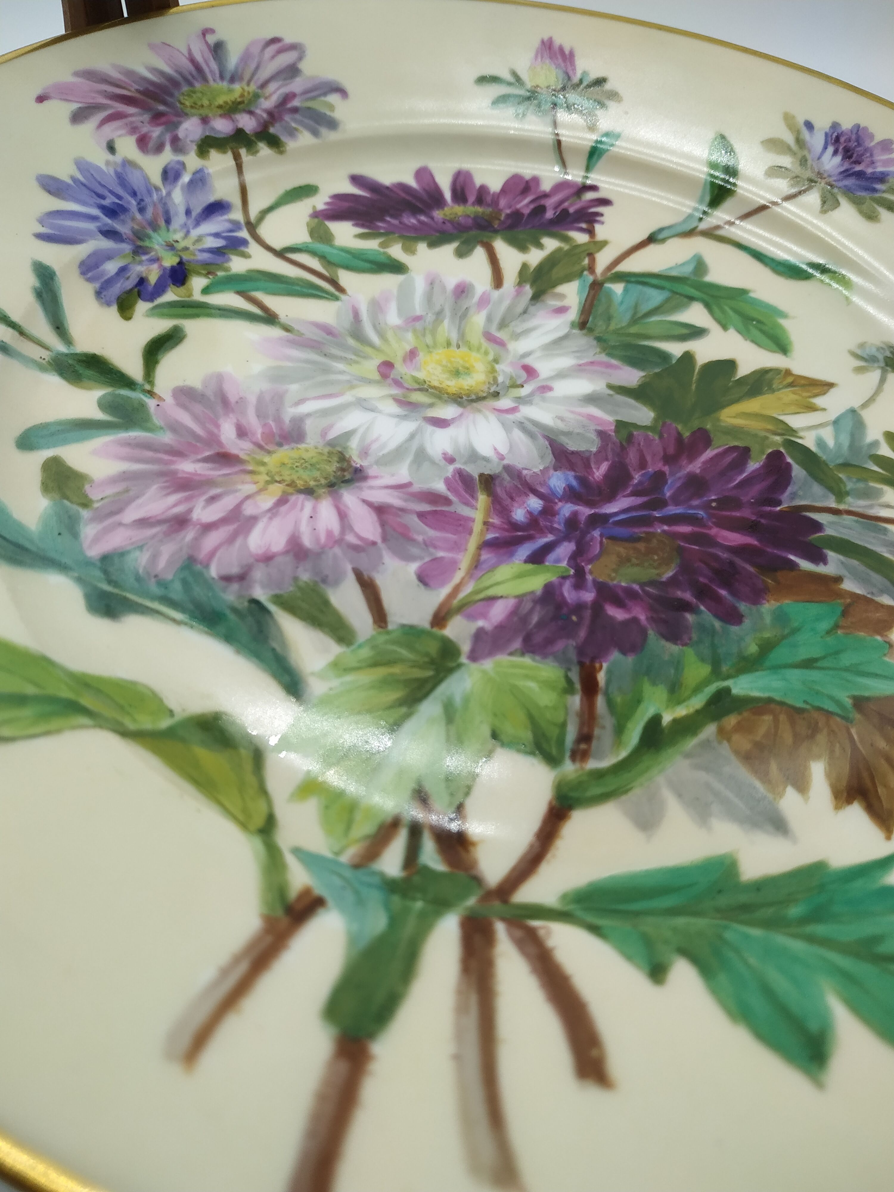 Decorative plate of the manufacture of Sèvres bouquet of dalhias