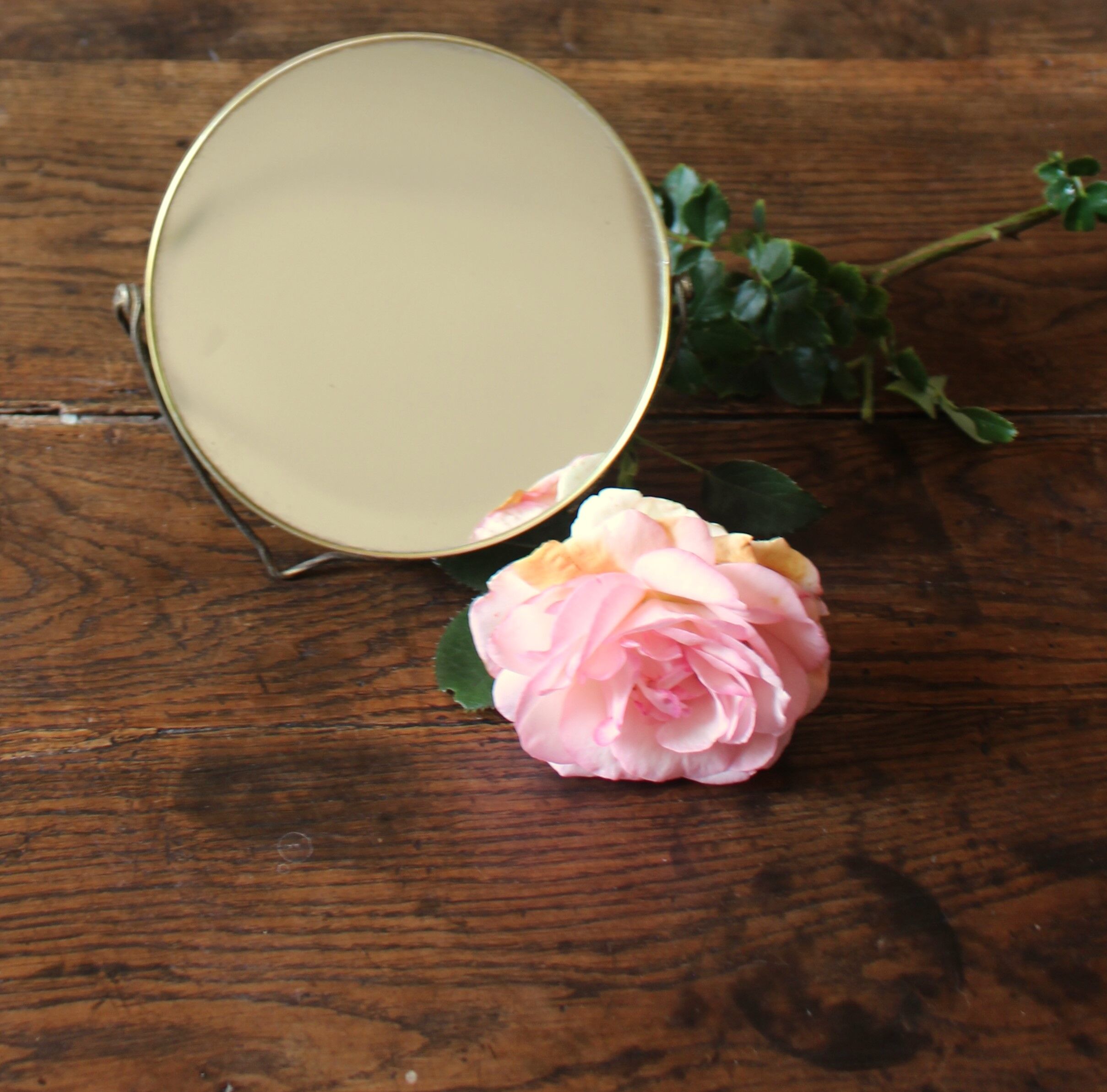Round barber mirror with double gold legs and decorations