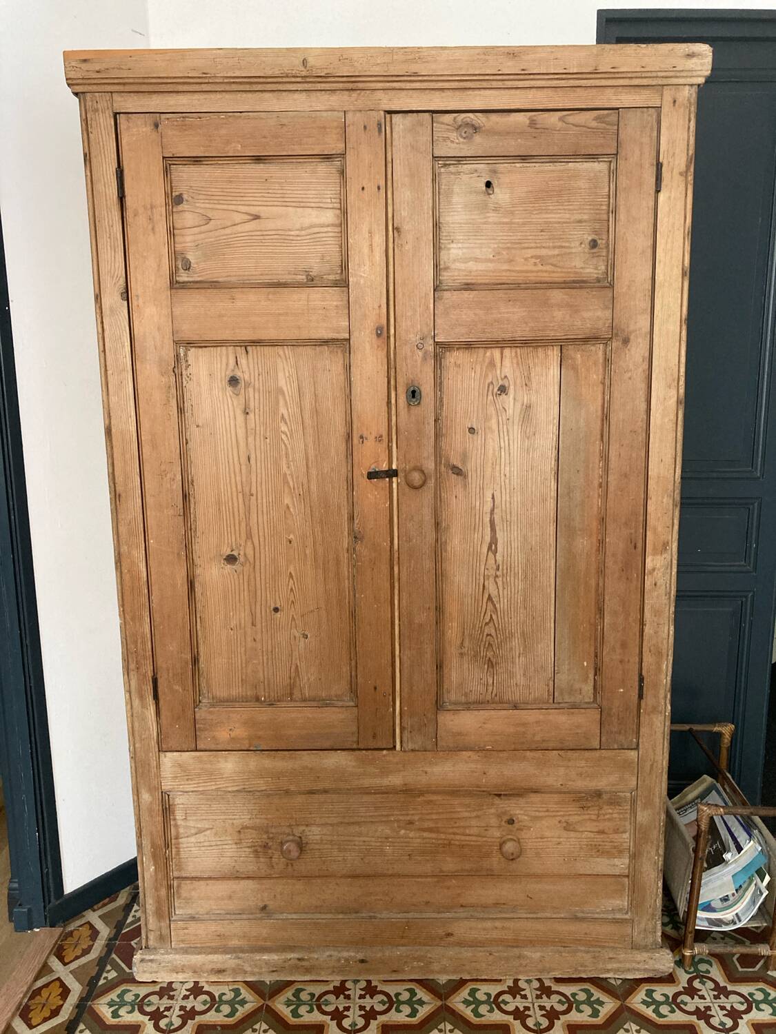 Armoire en bois brut massif