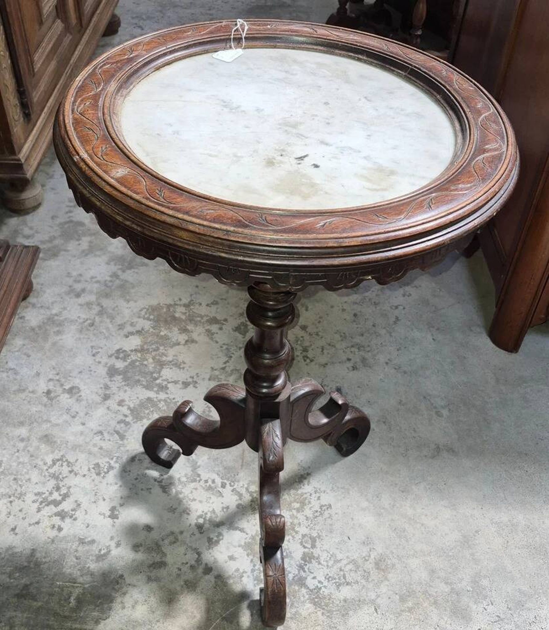 Guéridon époque Napoléon III, reposant sur un élégant piètement tripode
