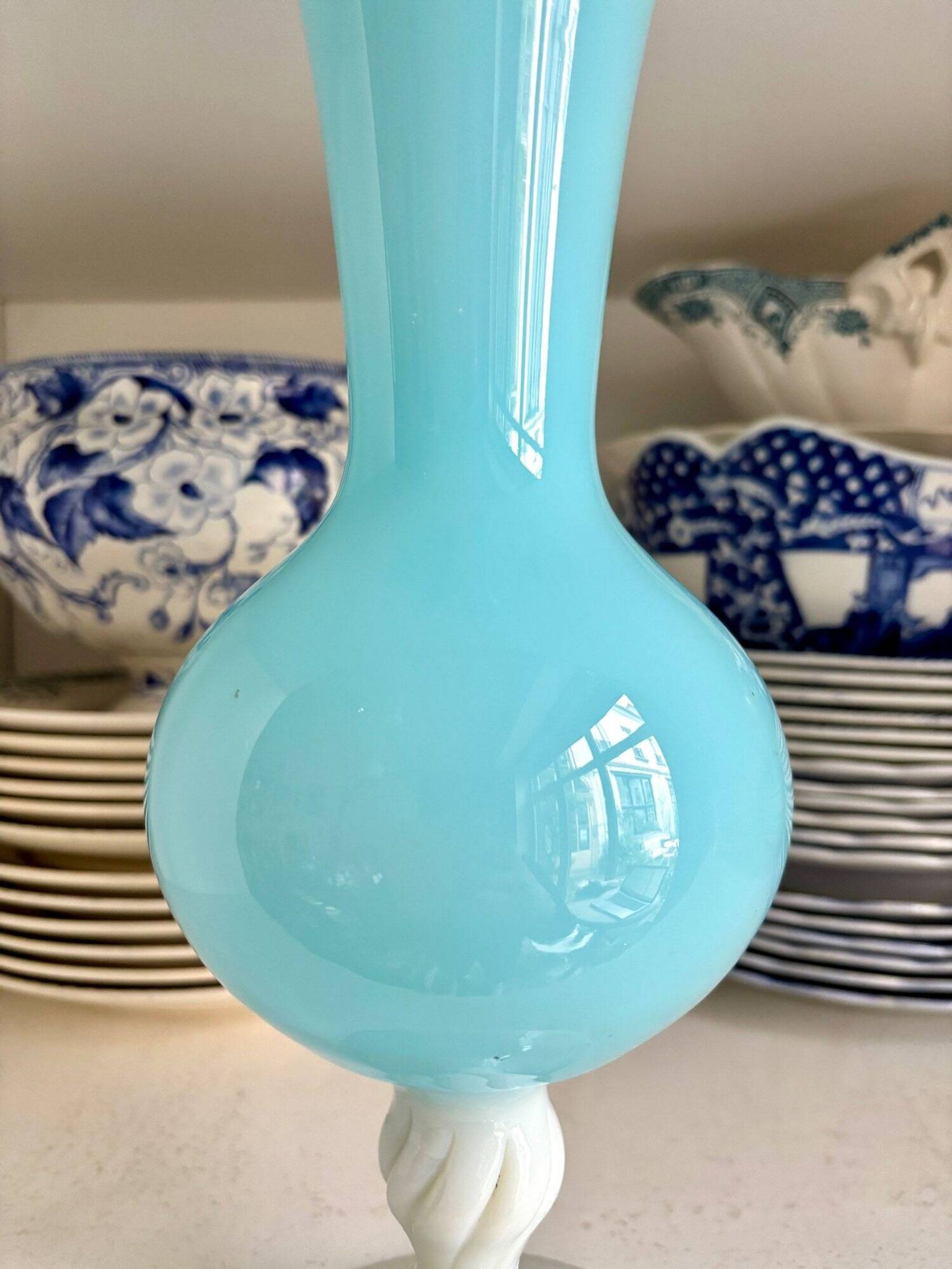 Vase en opaline blanche et bleu ciel