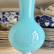 Vase en opaline blanche et bleu ciel