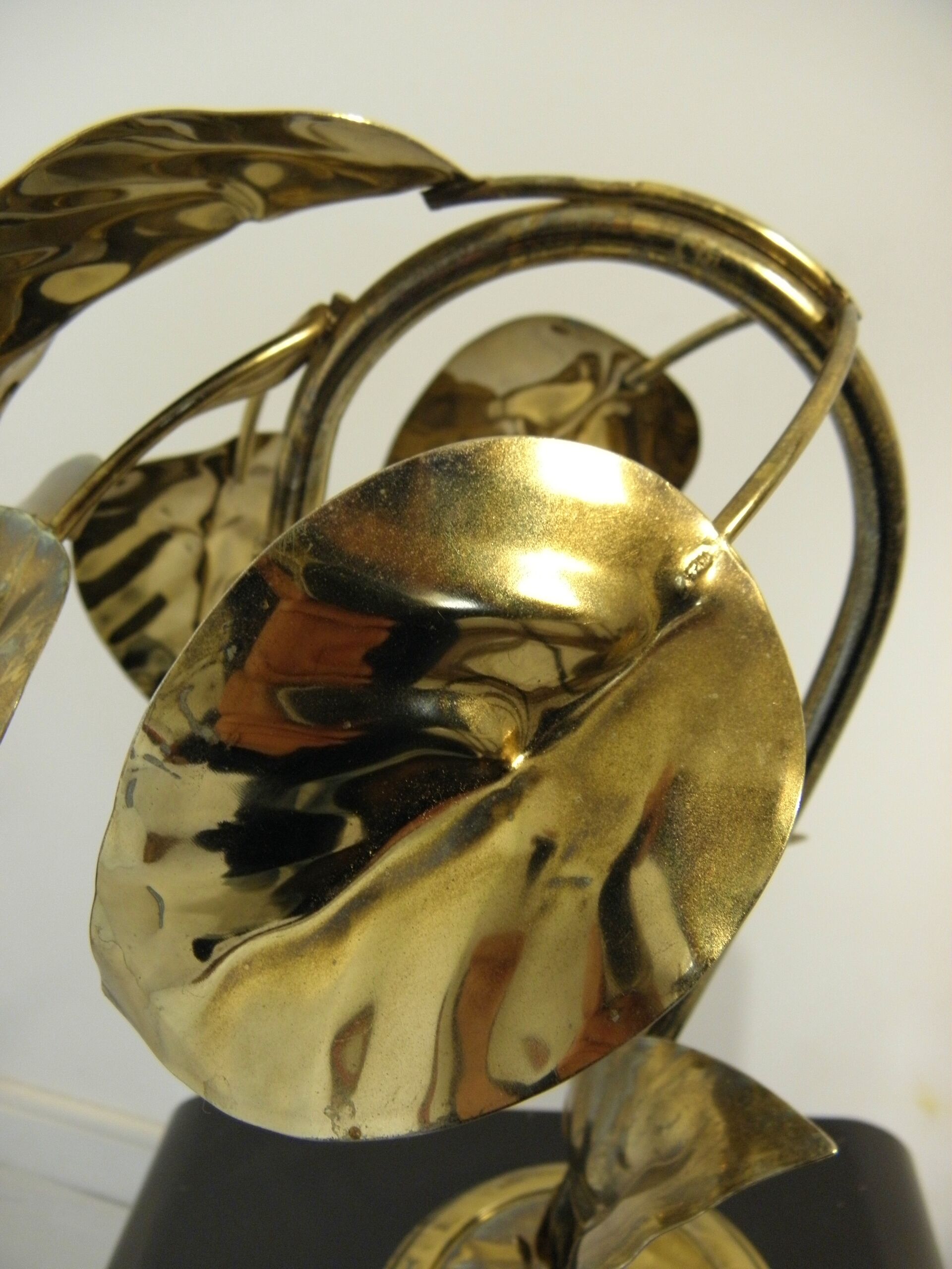 Lampe feuillage en métal doré vintage 1970