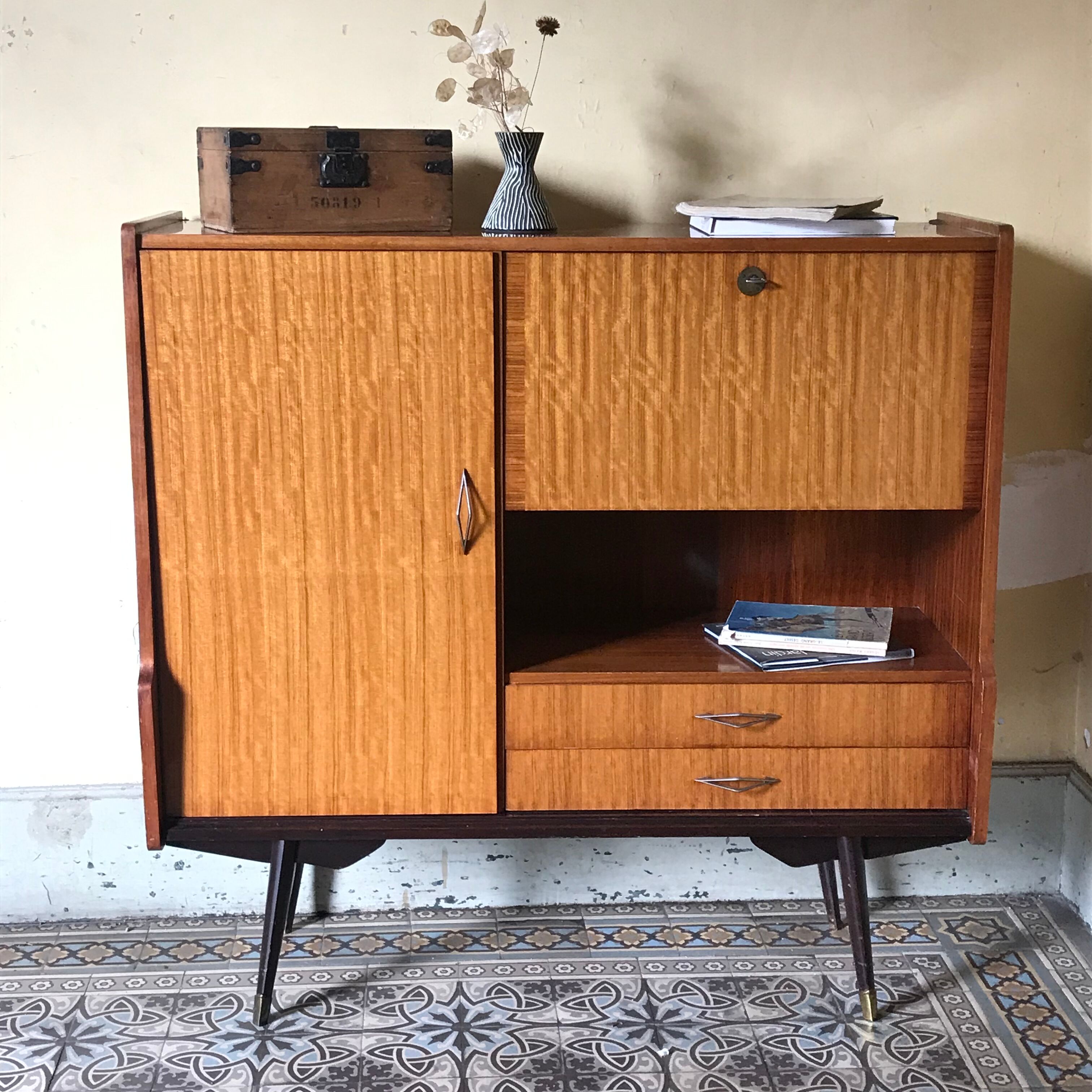 Scandinavian vaisselier