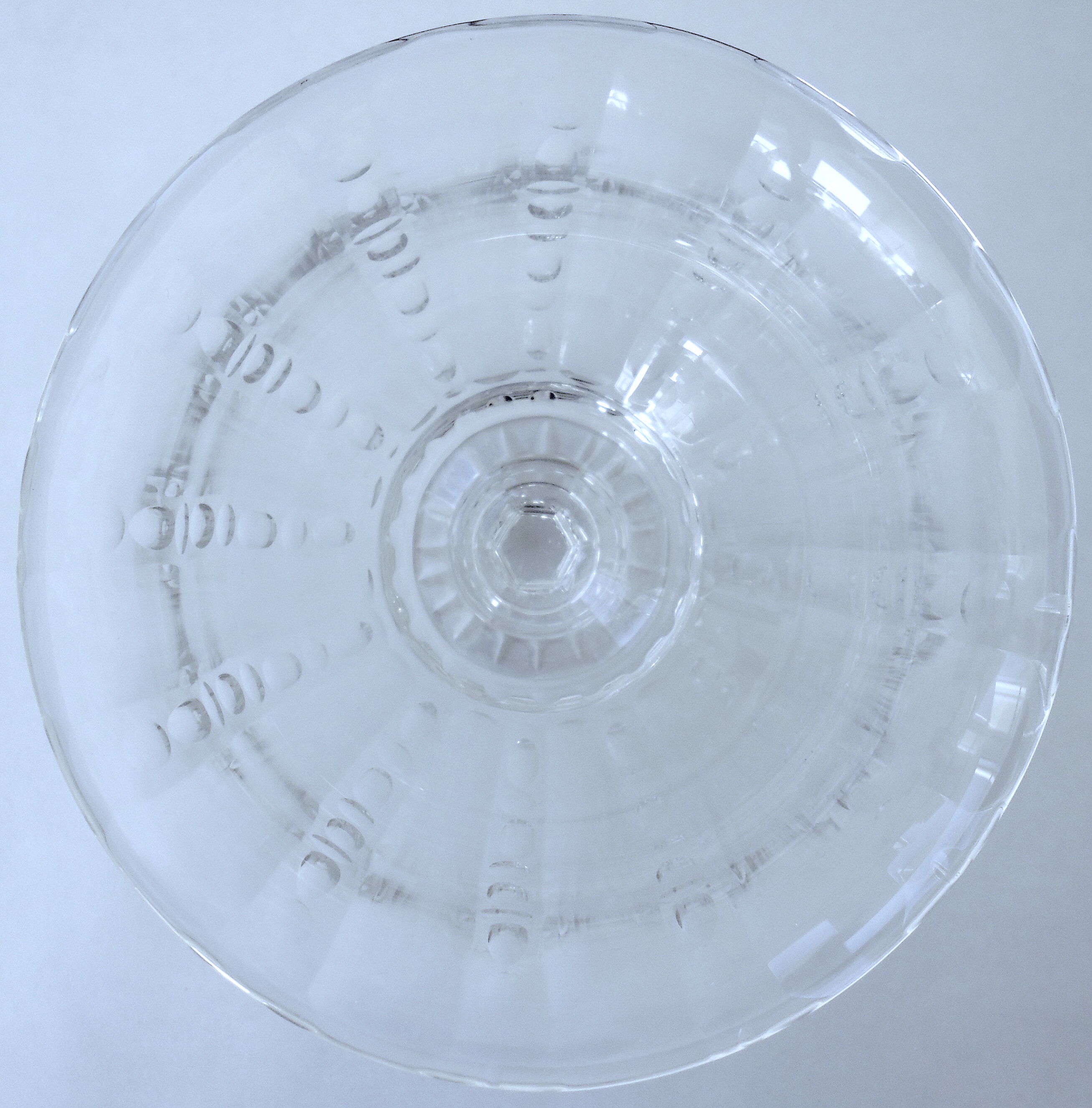 Crystal standing cup carved by Baccarat