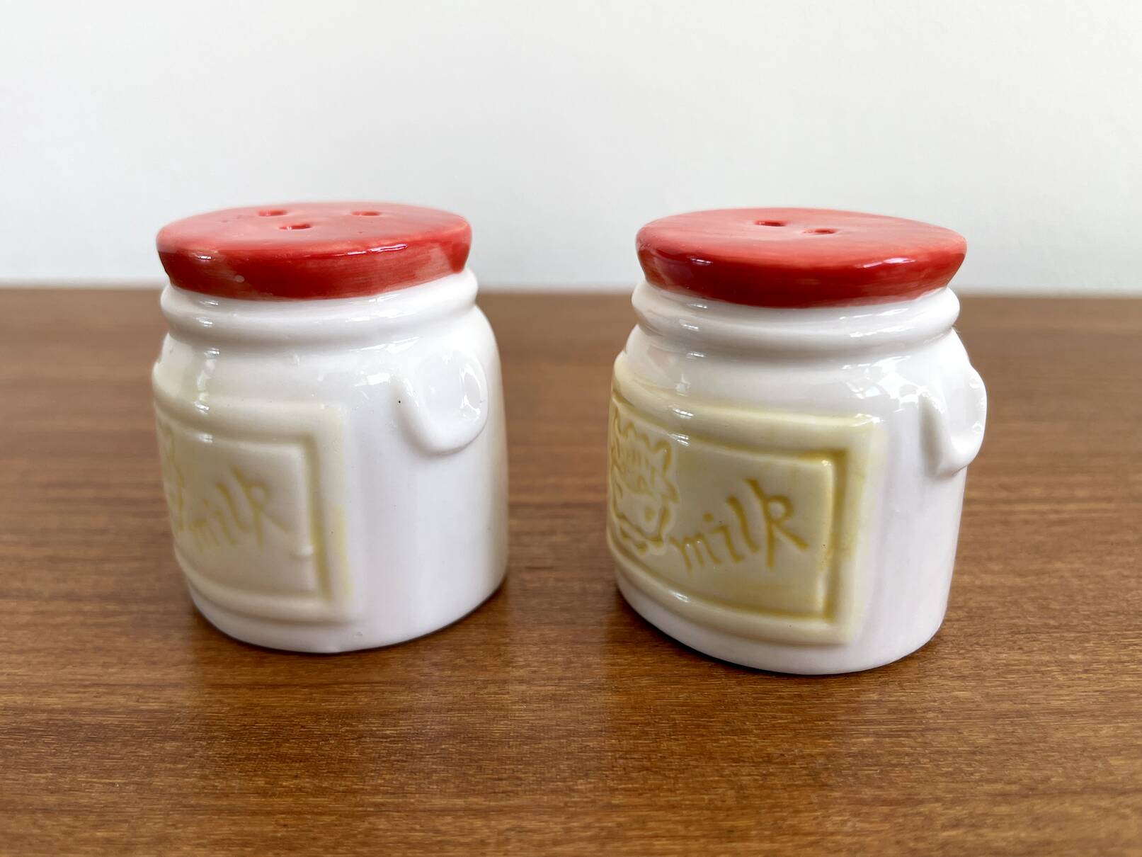 Salt and pepper shakers in the shape of milk cans with a cow on it, dutch vintage ceramic tableware