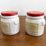 Salières et poivrières en forme de bidons de lait avec une vache dessus, vaisselle en céramique vintage hollandaise
