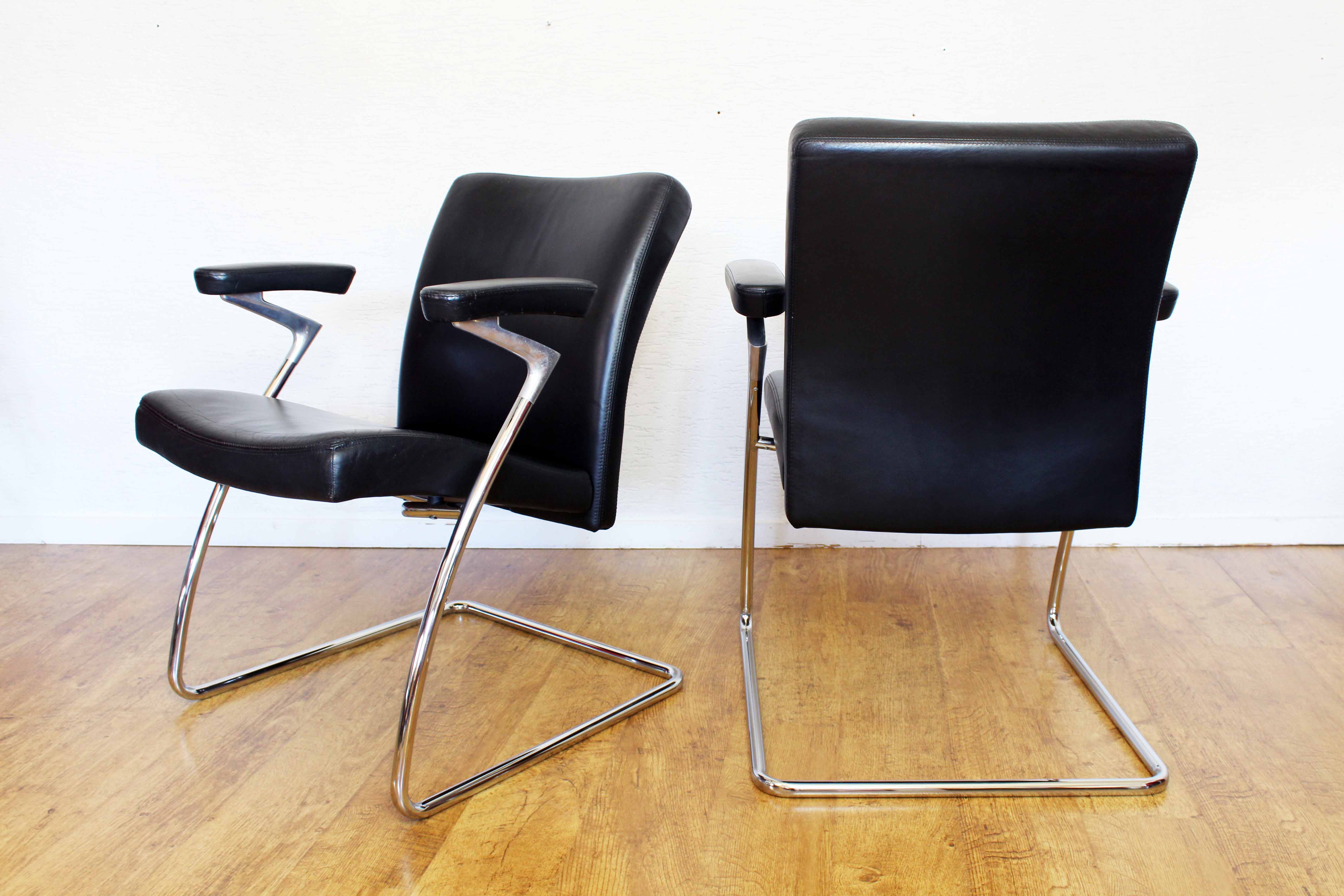 Paire de fauteuils en cuir et acier chromé