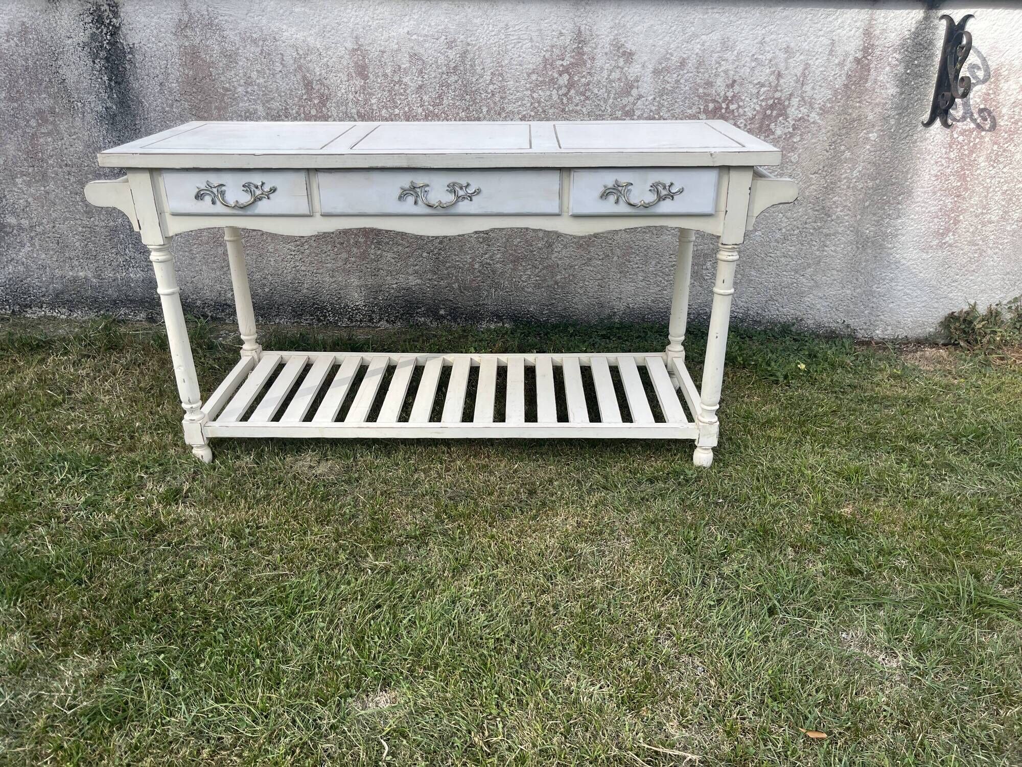 Console in painted wood, off-white patina, 3 drawers, lower shelf.