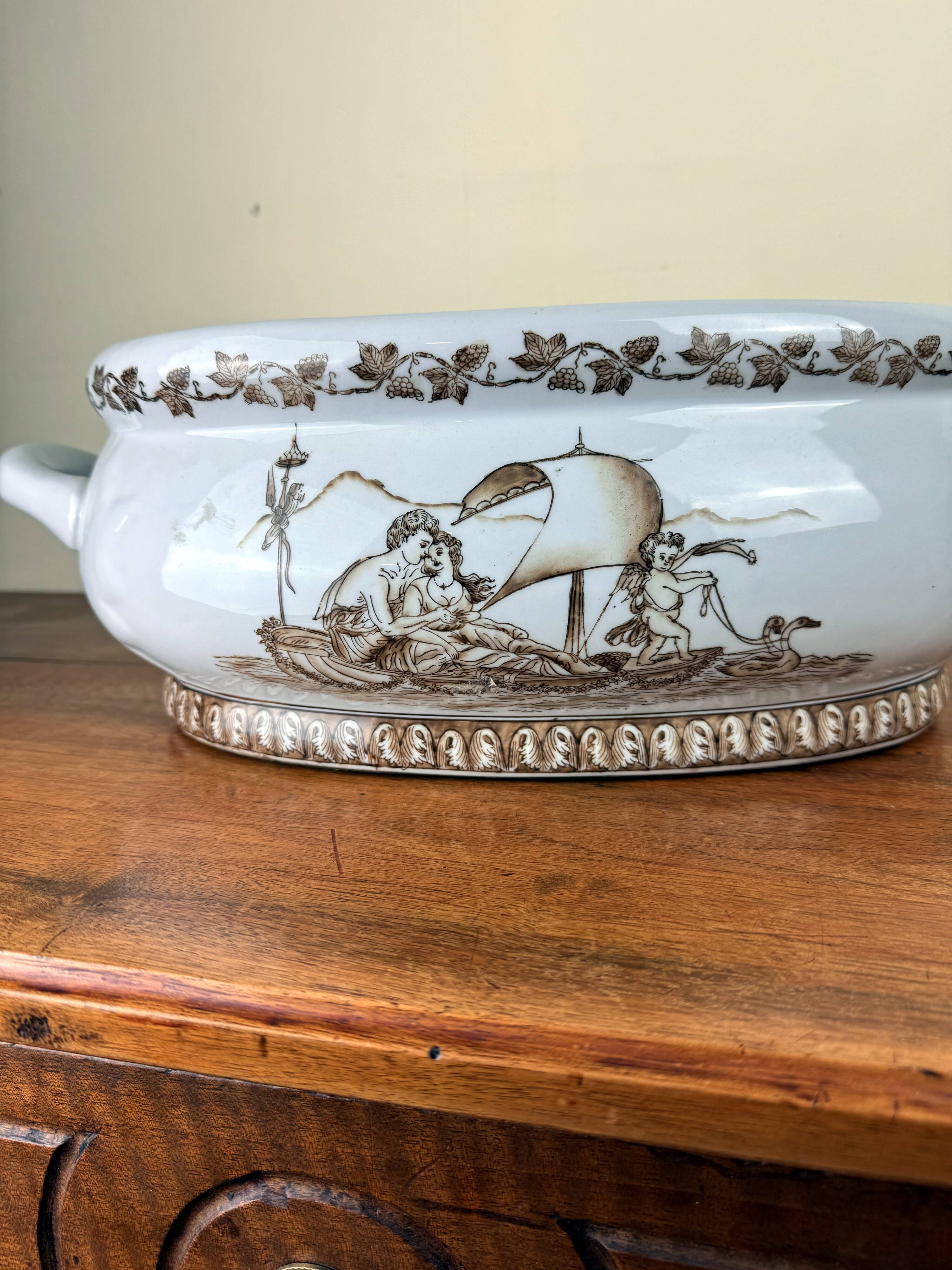 Château de Toussicourt: very important centerpiece planter in enamelled earthenware