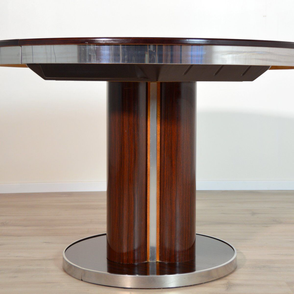 Round dining table with 1970s Italian design extension