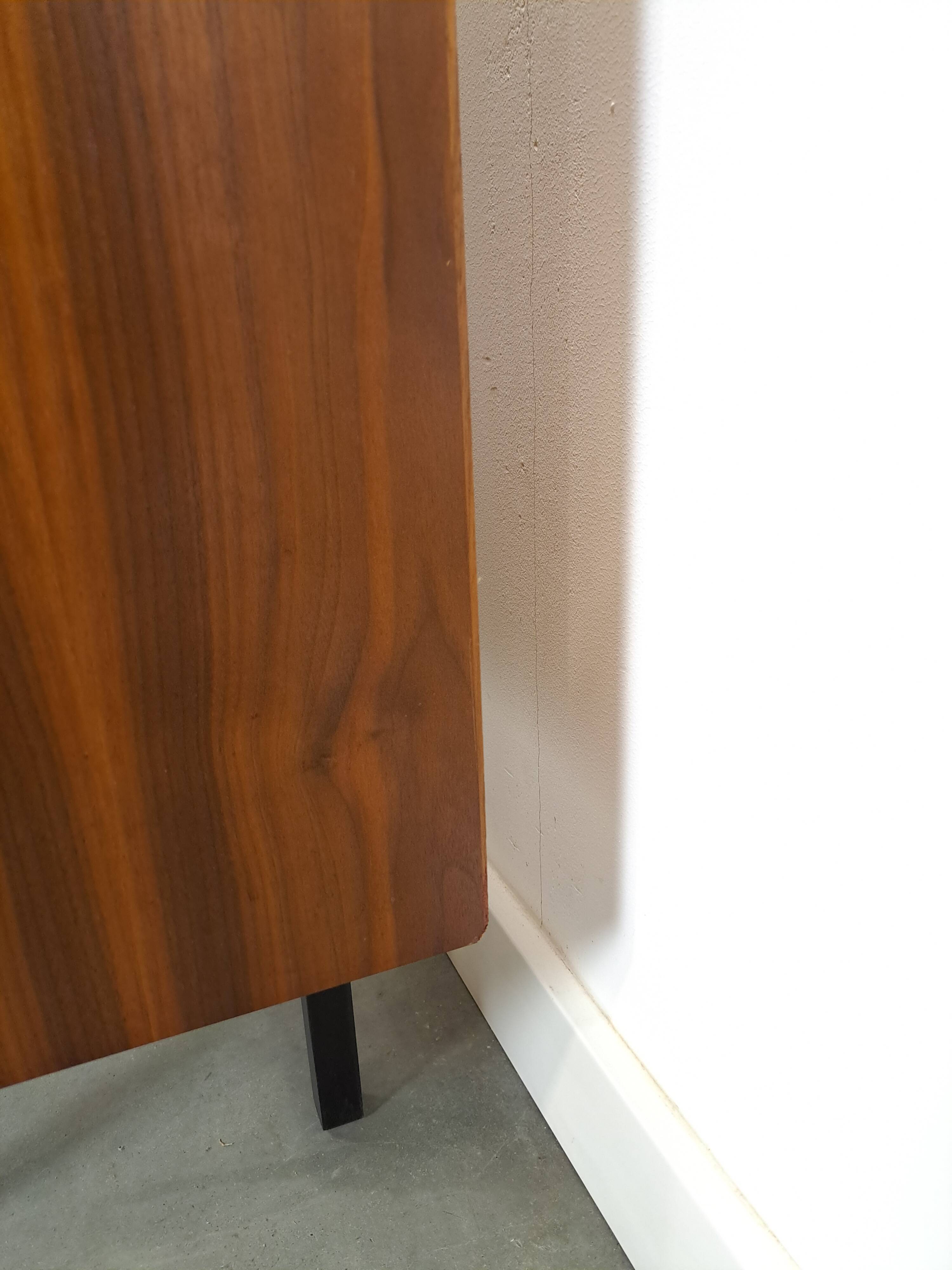 Armoire avec espace de rangement et poignées noires, buffet vintage