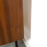 Armoire avec espace de rangement et poignées noires, buffet vintage