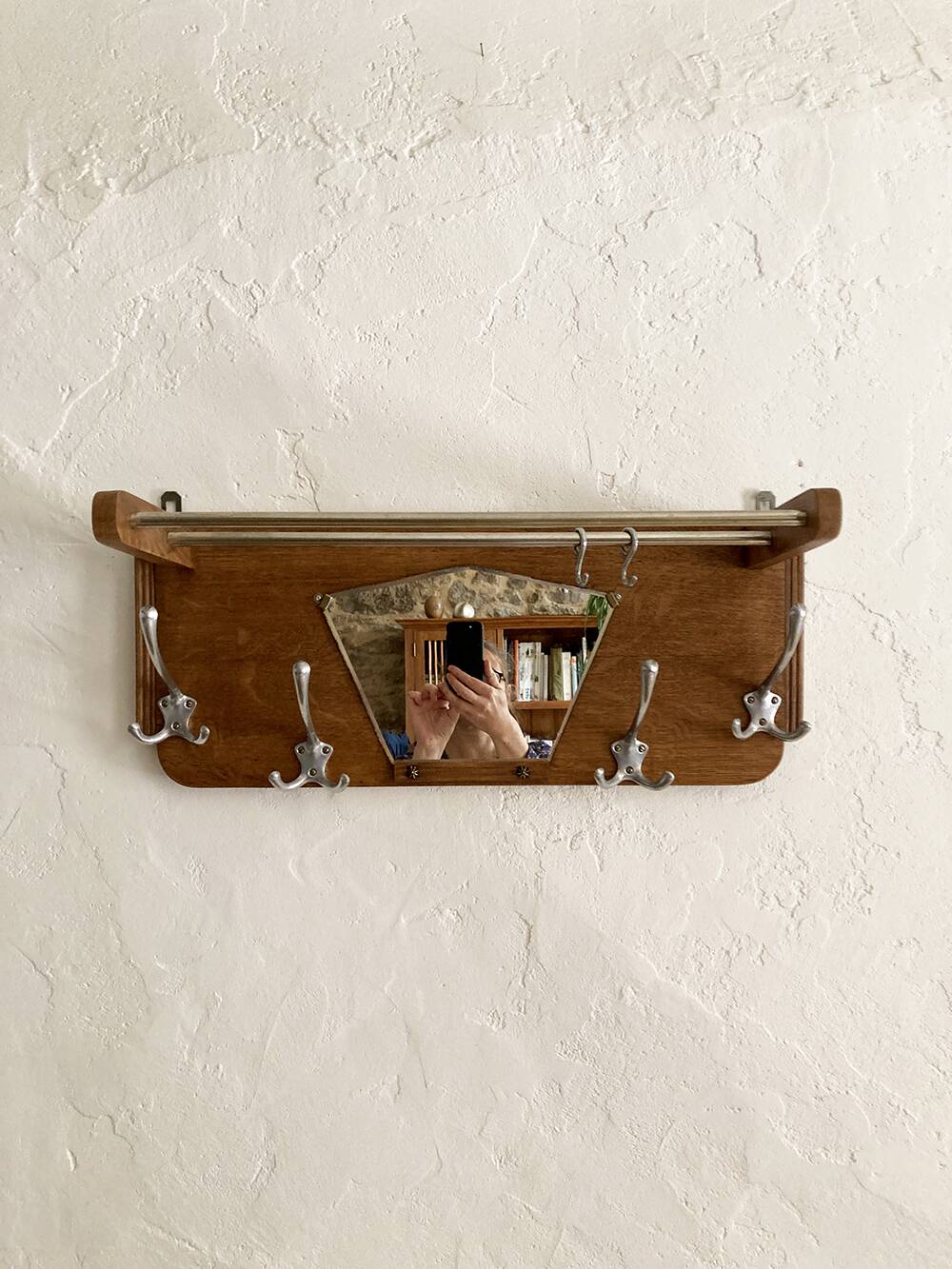 Wall-mounted wardrobe with 4 hooks in wood and aluminum with beveled trapezoid mirror