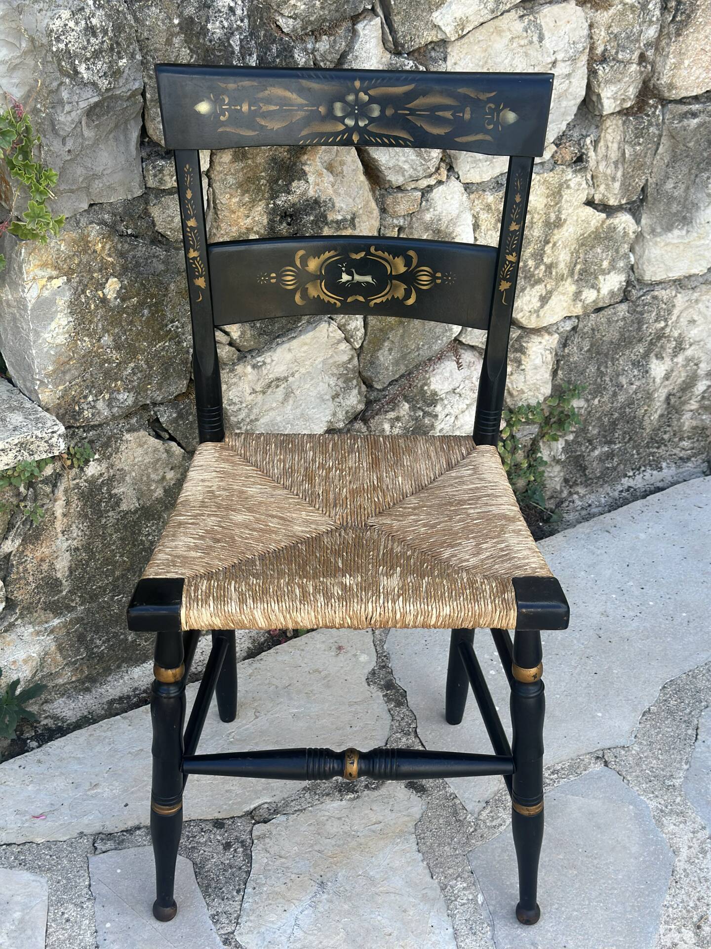 Chaise en bois peint dans le goût d’Hitchcock.