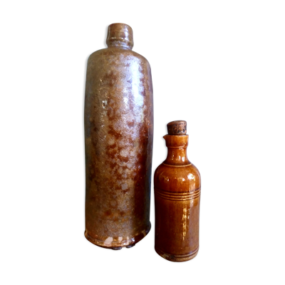 Deux bouteilles en terre vernissée XIXème