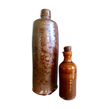 Deux bouteilles en terre vernissée XIXème