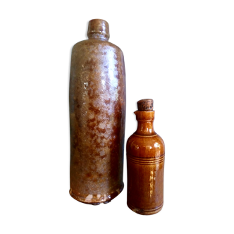 Deux bouteilles en terre vernissée XIXème