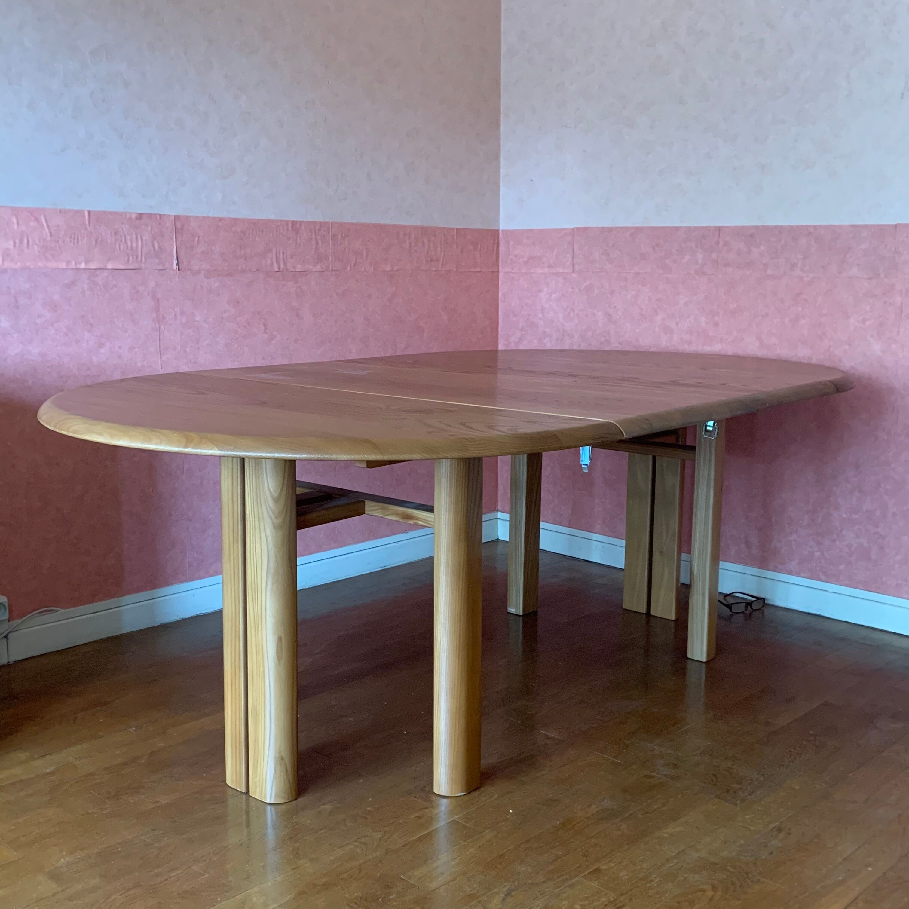 Round table in vintage solid elm