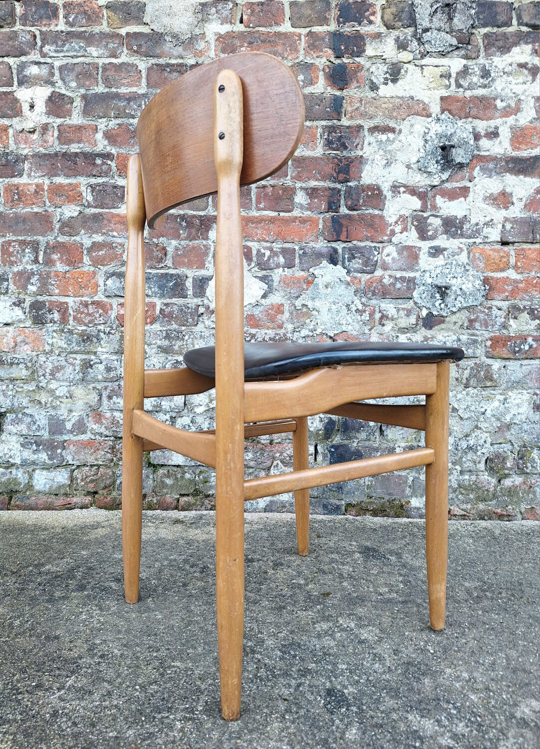 4 chaises en teck et skaï noir, Italie 1960