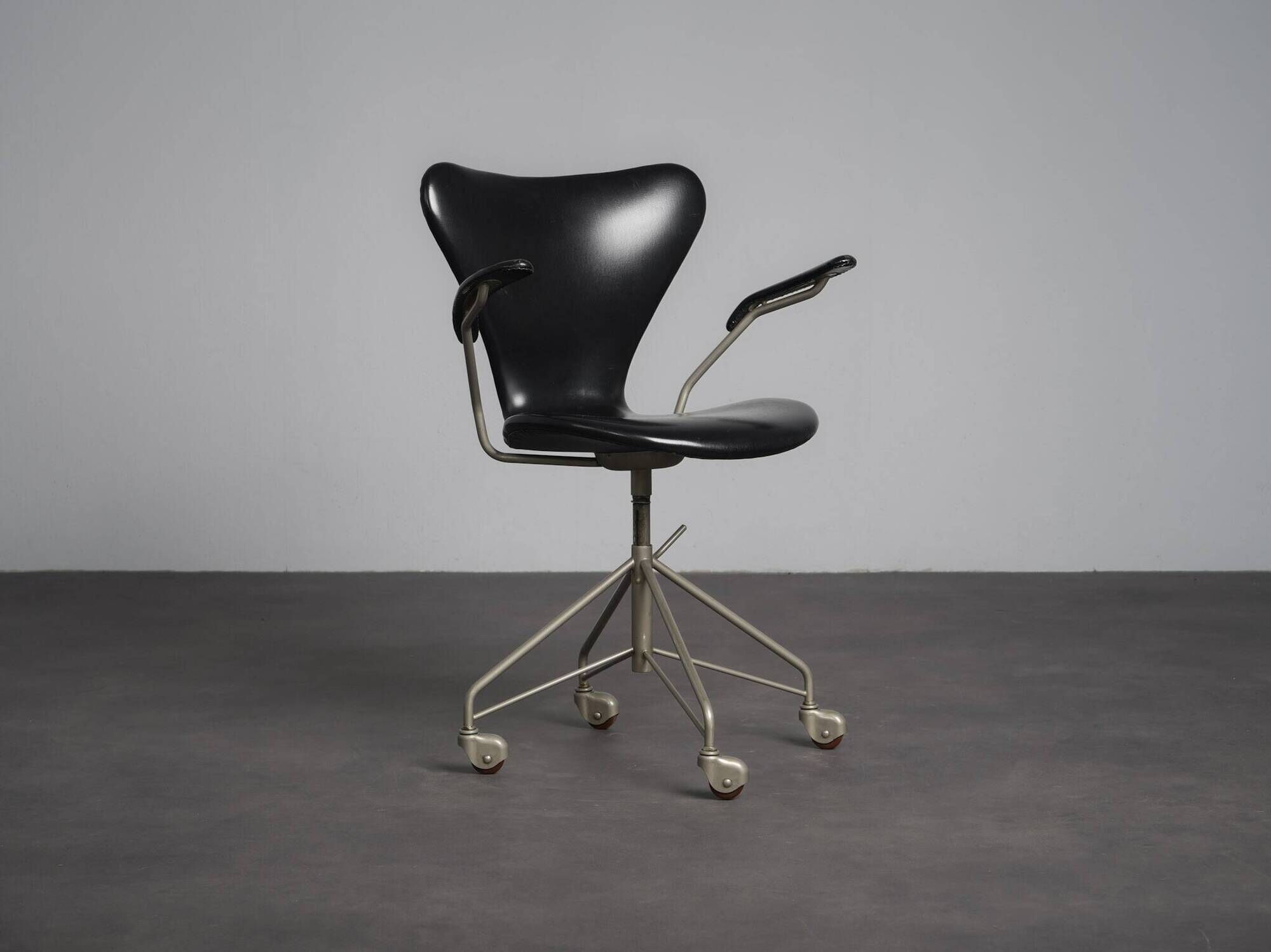 First edition Arne Jacobsen model 3217 office chair for Fritz Hansen, Denmark, 1950s