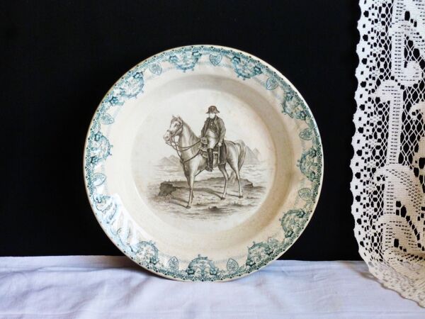 Assiette Napoléon, ancien plat légumier, vaisselle du 19e siècle.