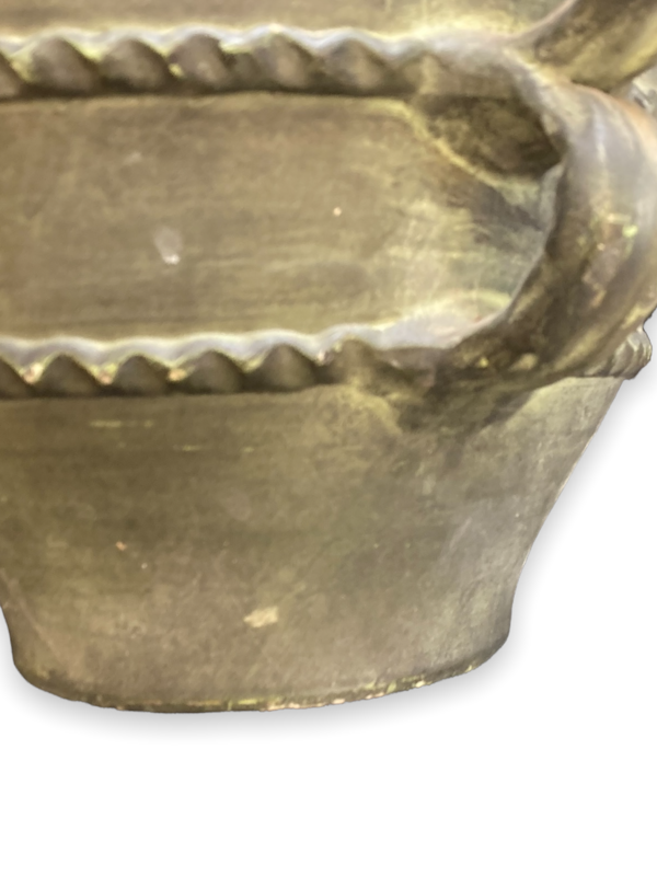 Cache pot en terre cuite patine bronze