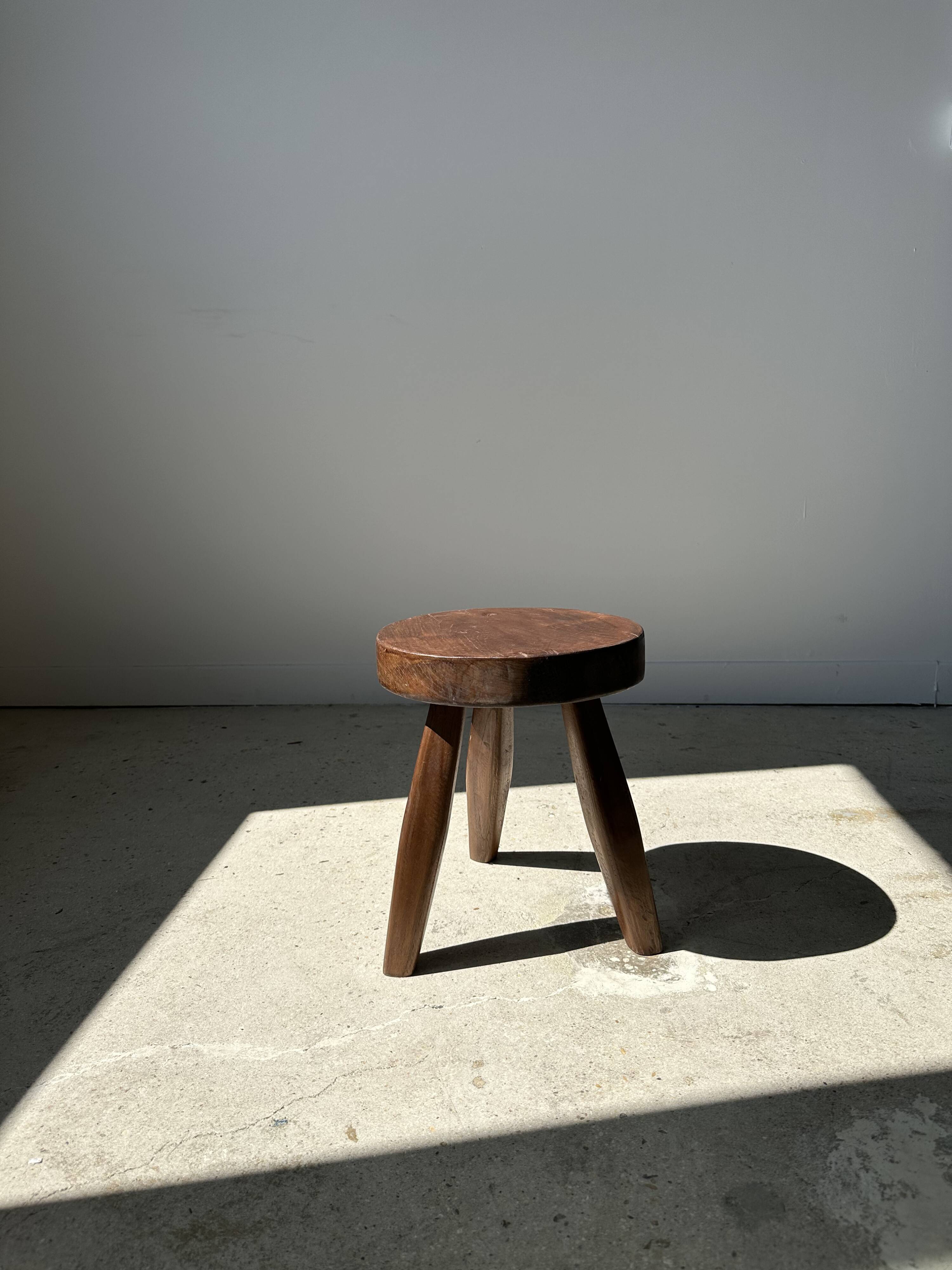 Low flat tripod stool in upcycled teak - Small tripod stool in solid brown wood with a circular seat.