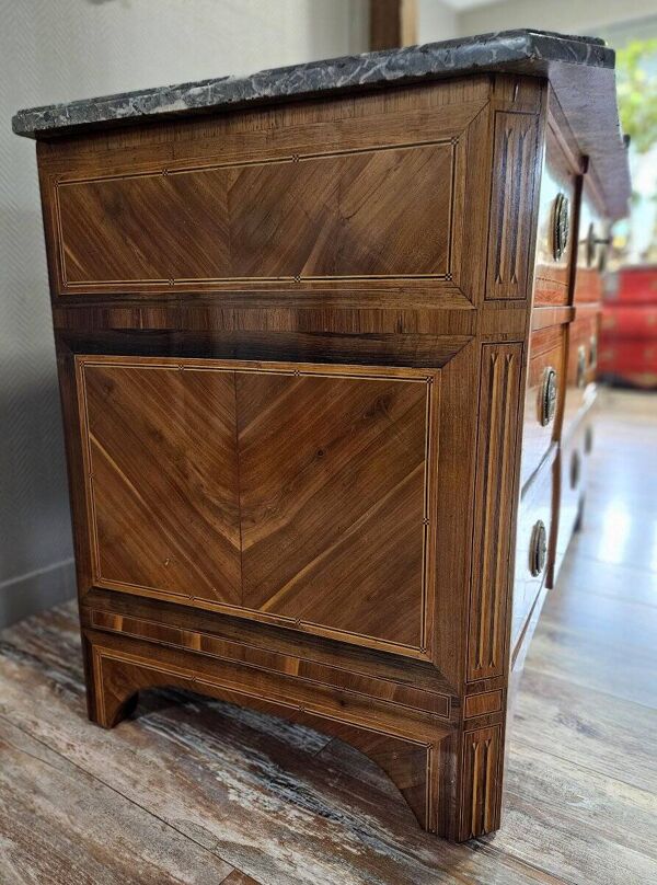 Commode époque Louis XVI en marqueterie de bois précieux