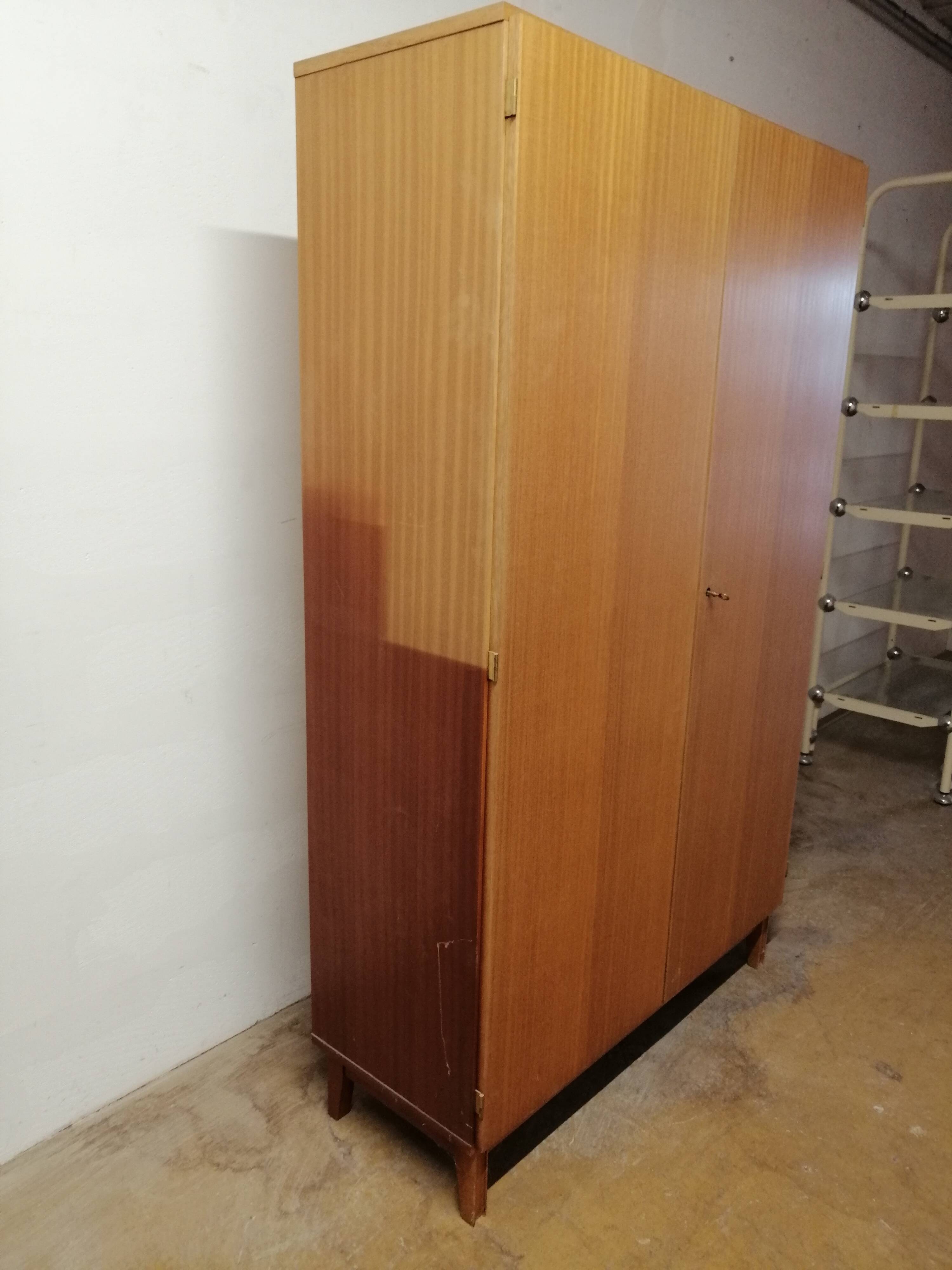 Armoire vintage pieds compas