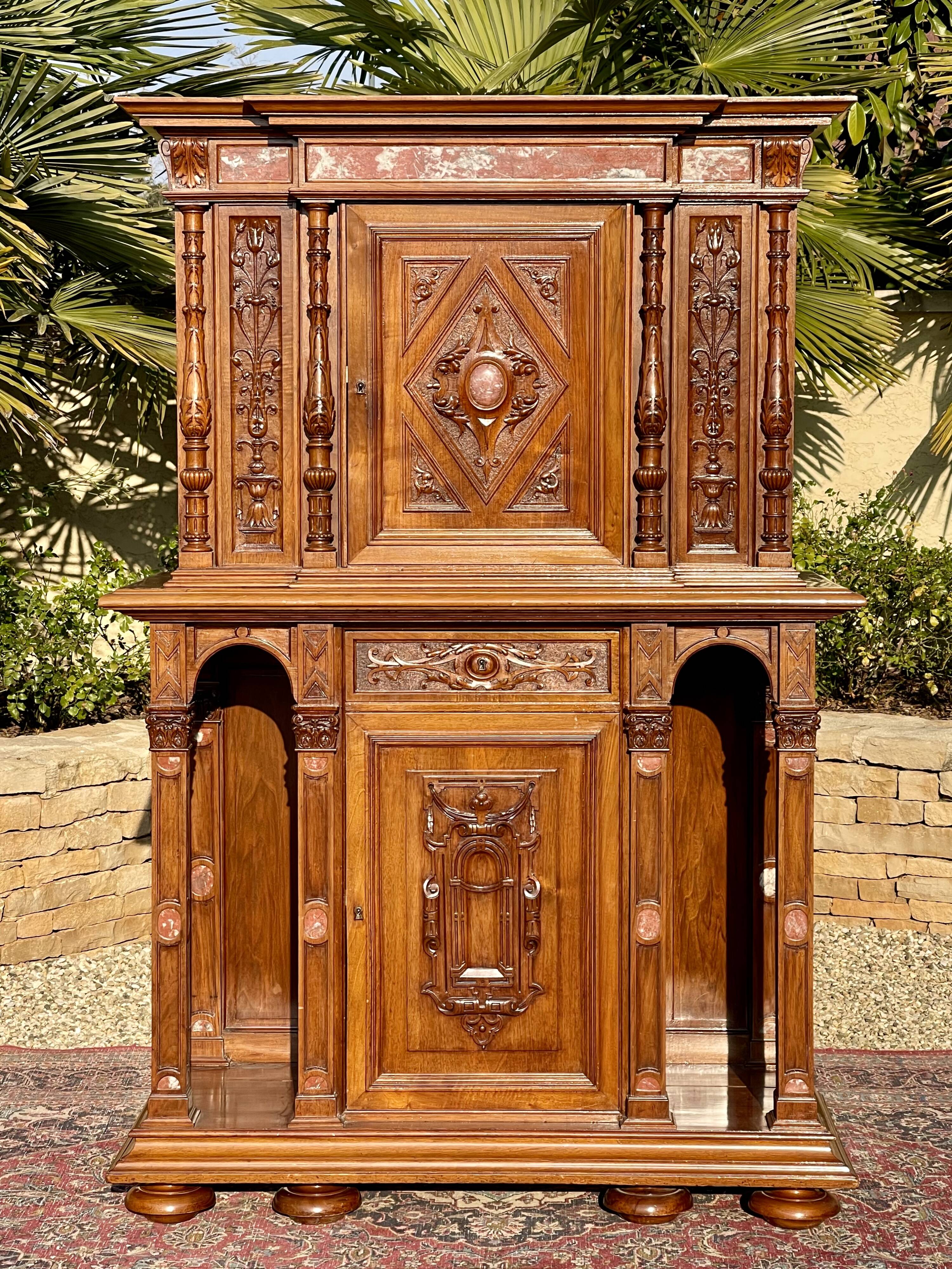 Cabinet en noyer avec incrustations de marbre style renaissance